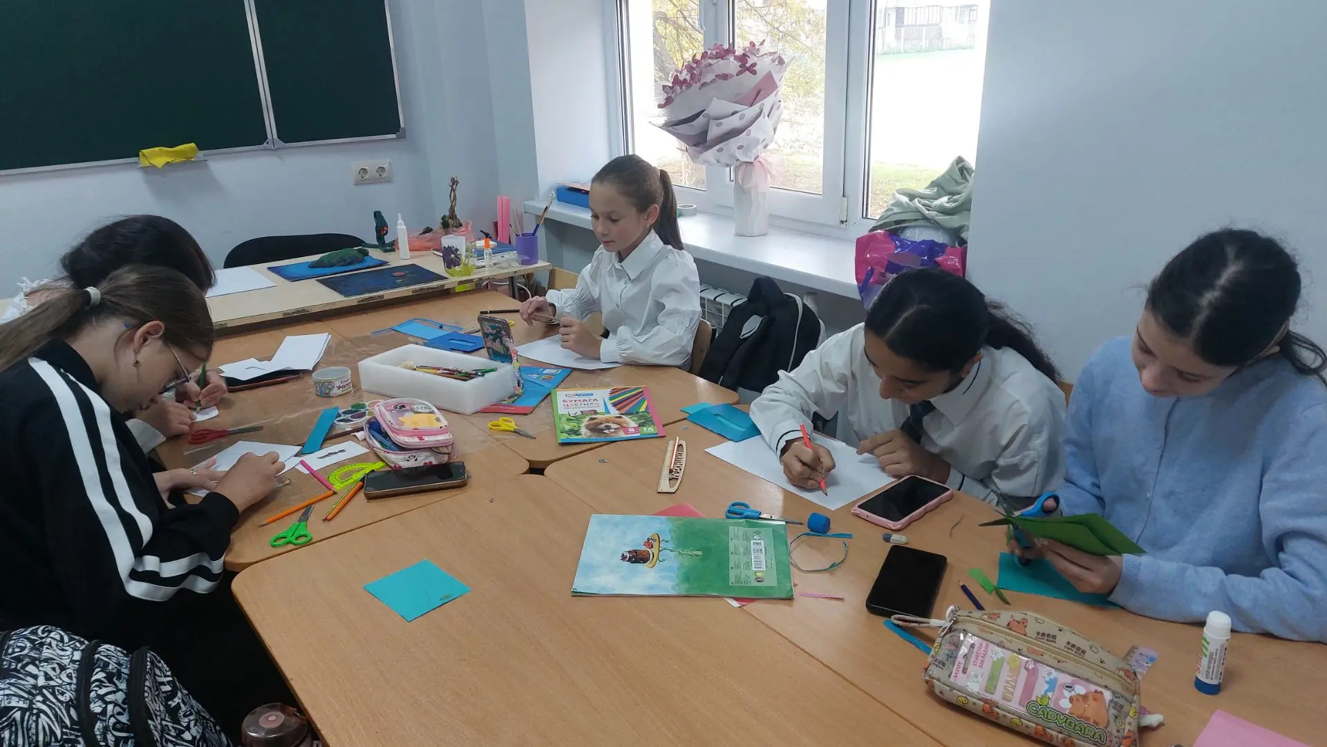 Тепло детских рук: самые душевные открытки ко Дню папы