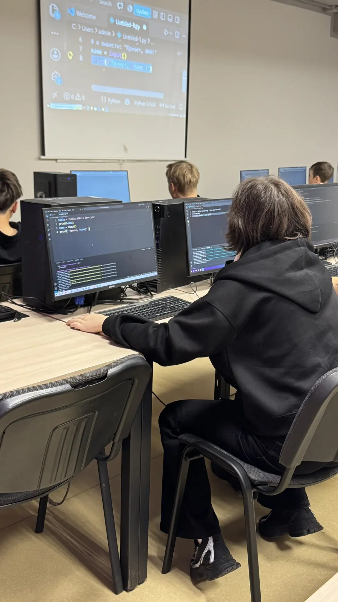 🎓 Обучающиеся 8-А класса посетили мастер-класс по программированию на Python! 🎓