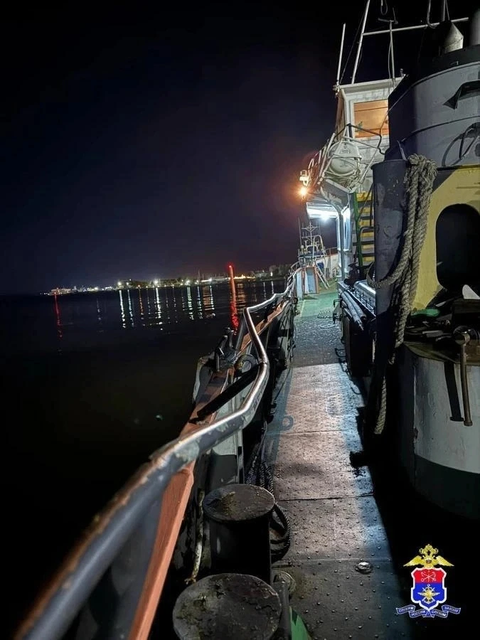 Теплоход навалился на буксир в морском порту Петербурга. Последствия — на фото.
