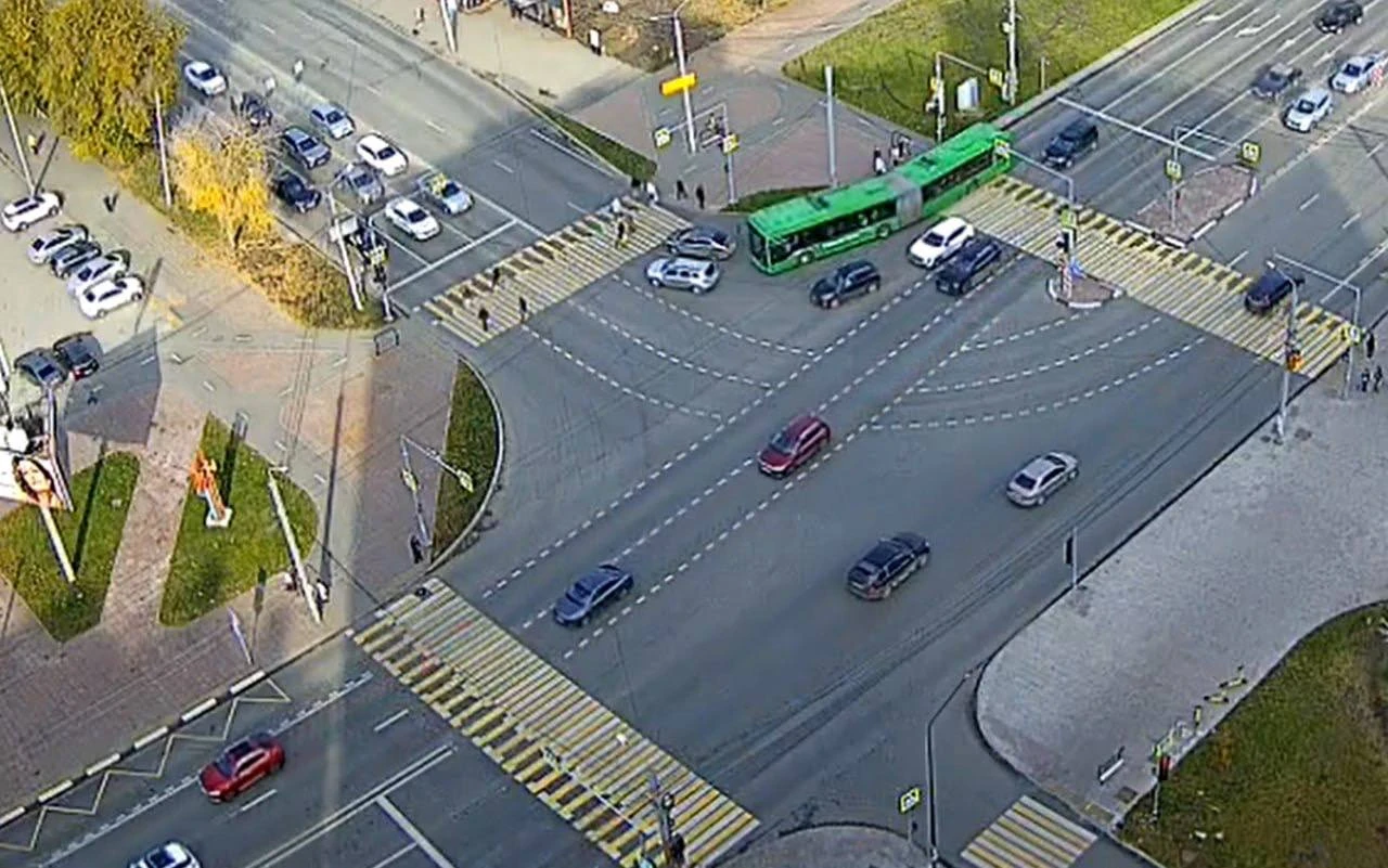 🚴 На Братьев Кашириных убирают велопереезды