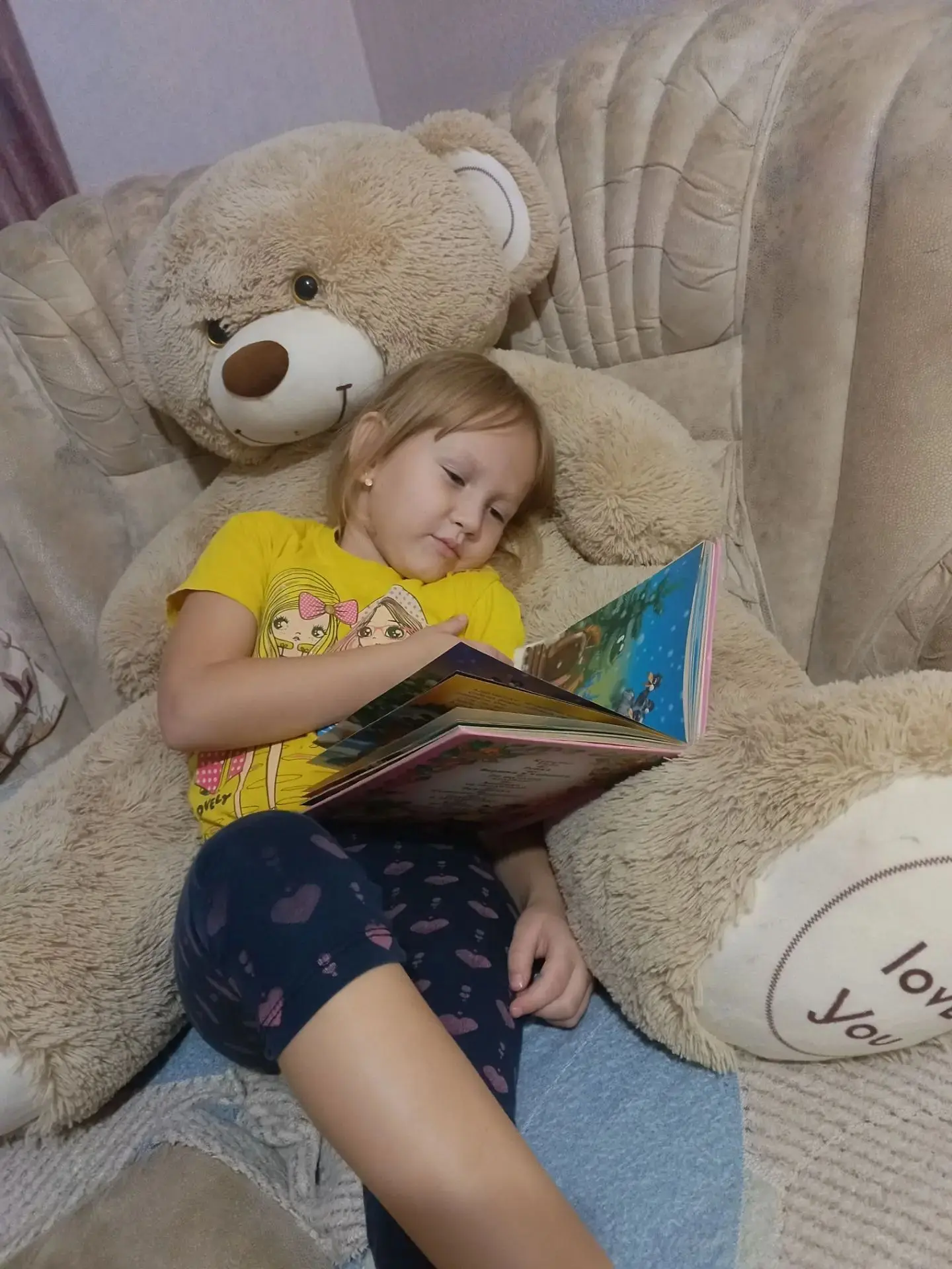 😊Малыши самые активные любители книг.