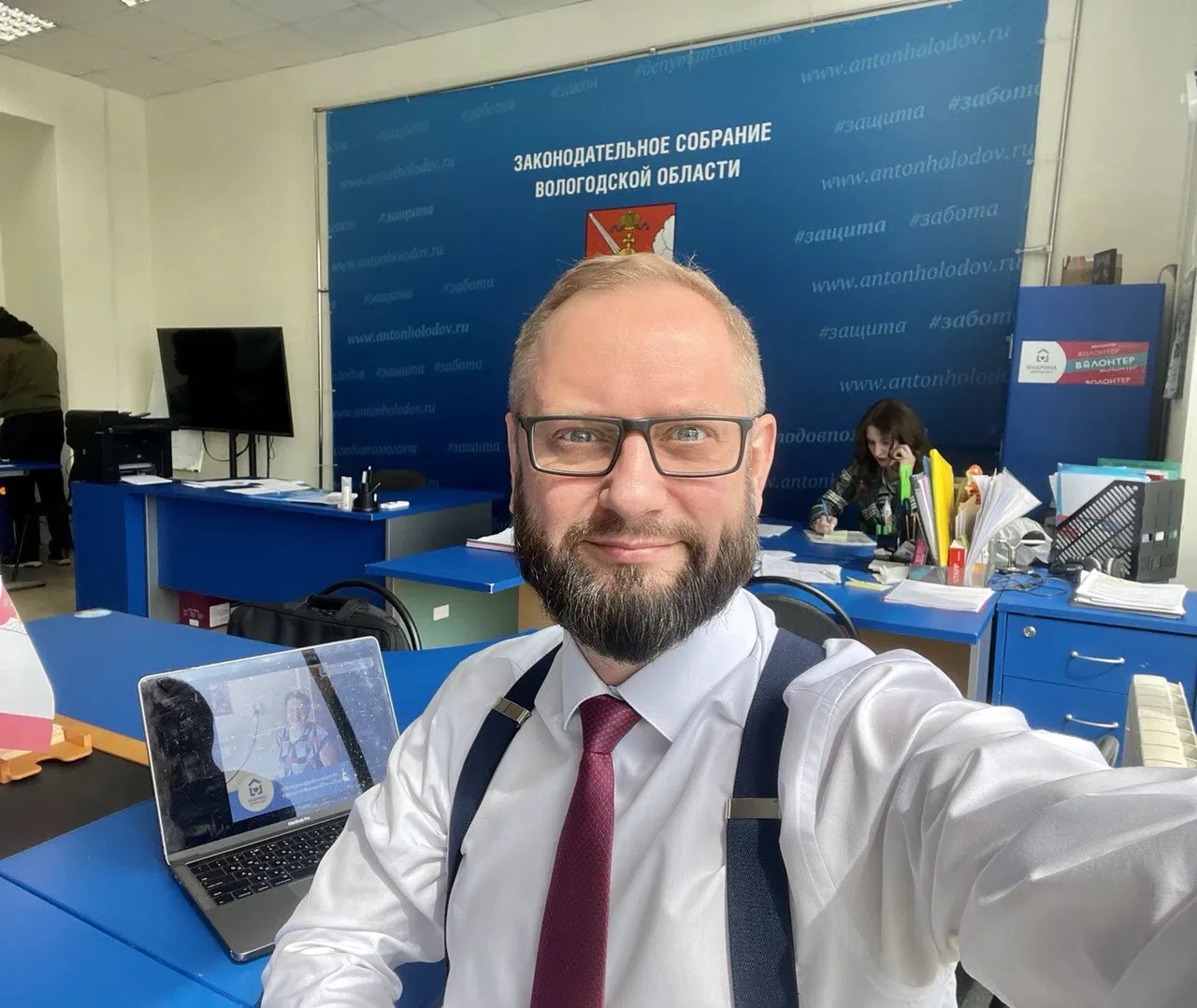 Смотрите, какой молодой Антон Холодов на фото😁