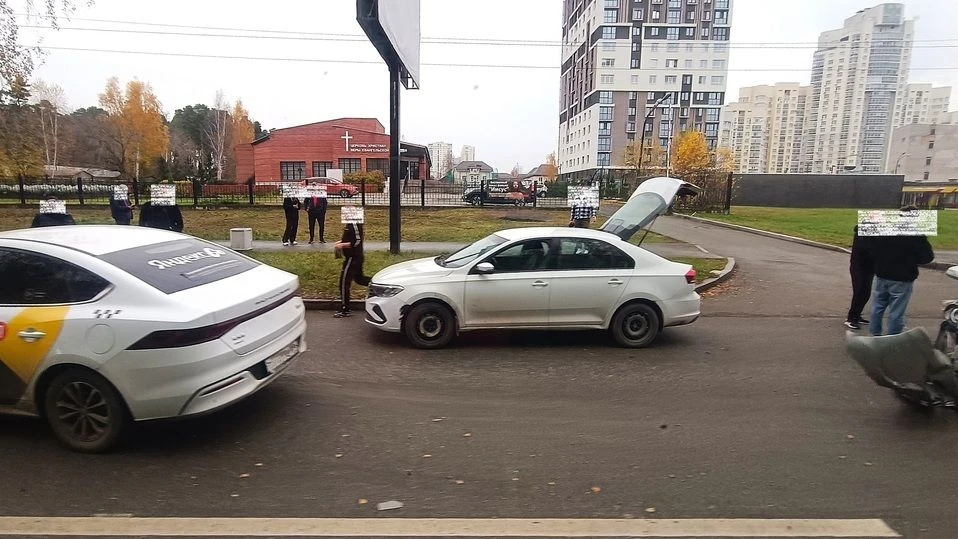 Автомобиль такси «Яндекс Go» попал в ДТП в Екатеринбурге