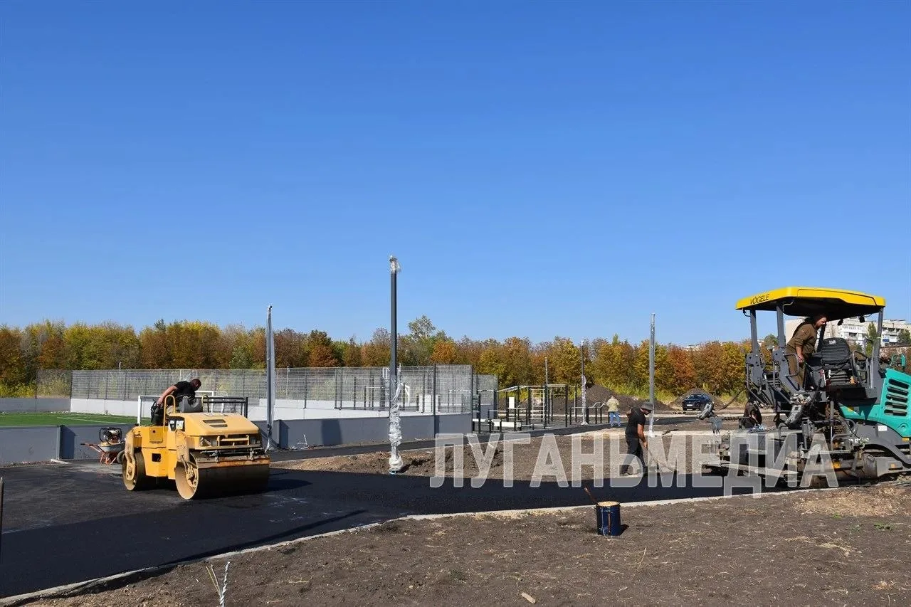 🚜В Красном Луче продолжается благоустройство территории вокруг физкультурно-оздоровите...