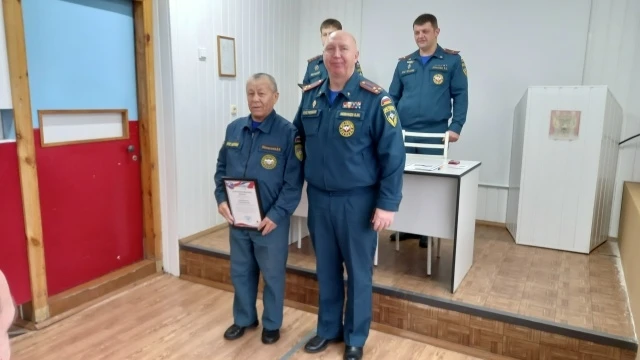 Сотрудникам 46-го пожарно-спасательного отряда вручили медали и новые звания