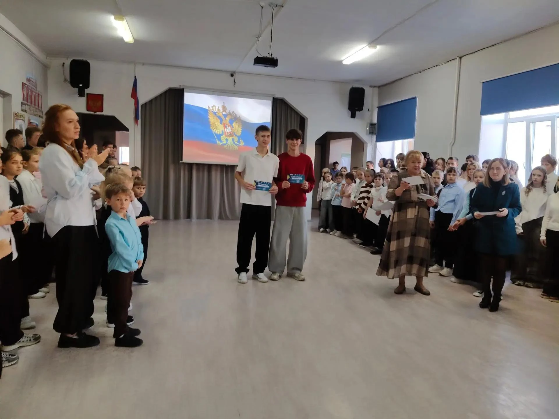 🎓Началась новая учебная неделя с традиционной линейки