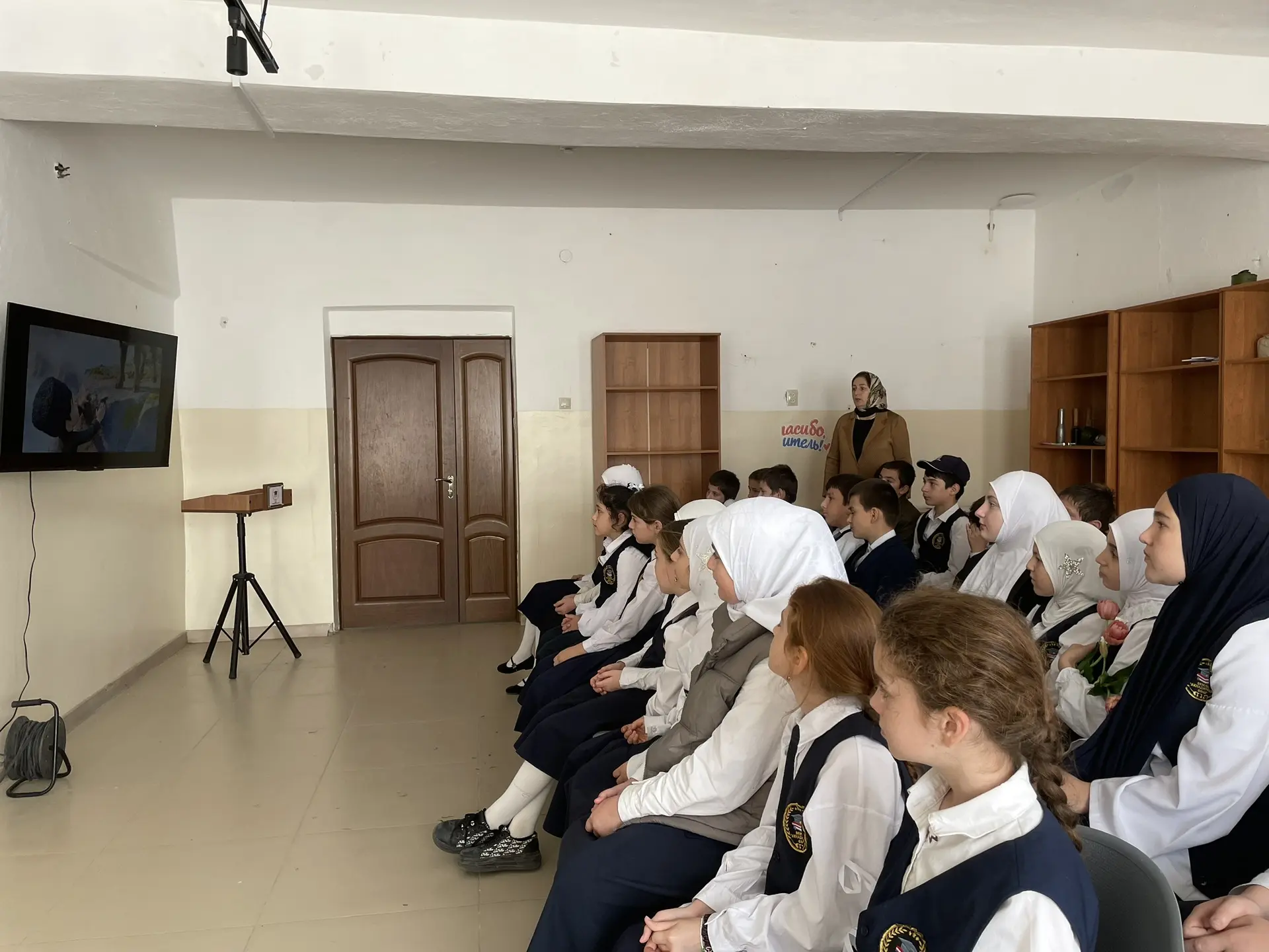 В рамках работы по популяризации родных языков народов Дагестана педагог- библиотекарь ...