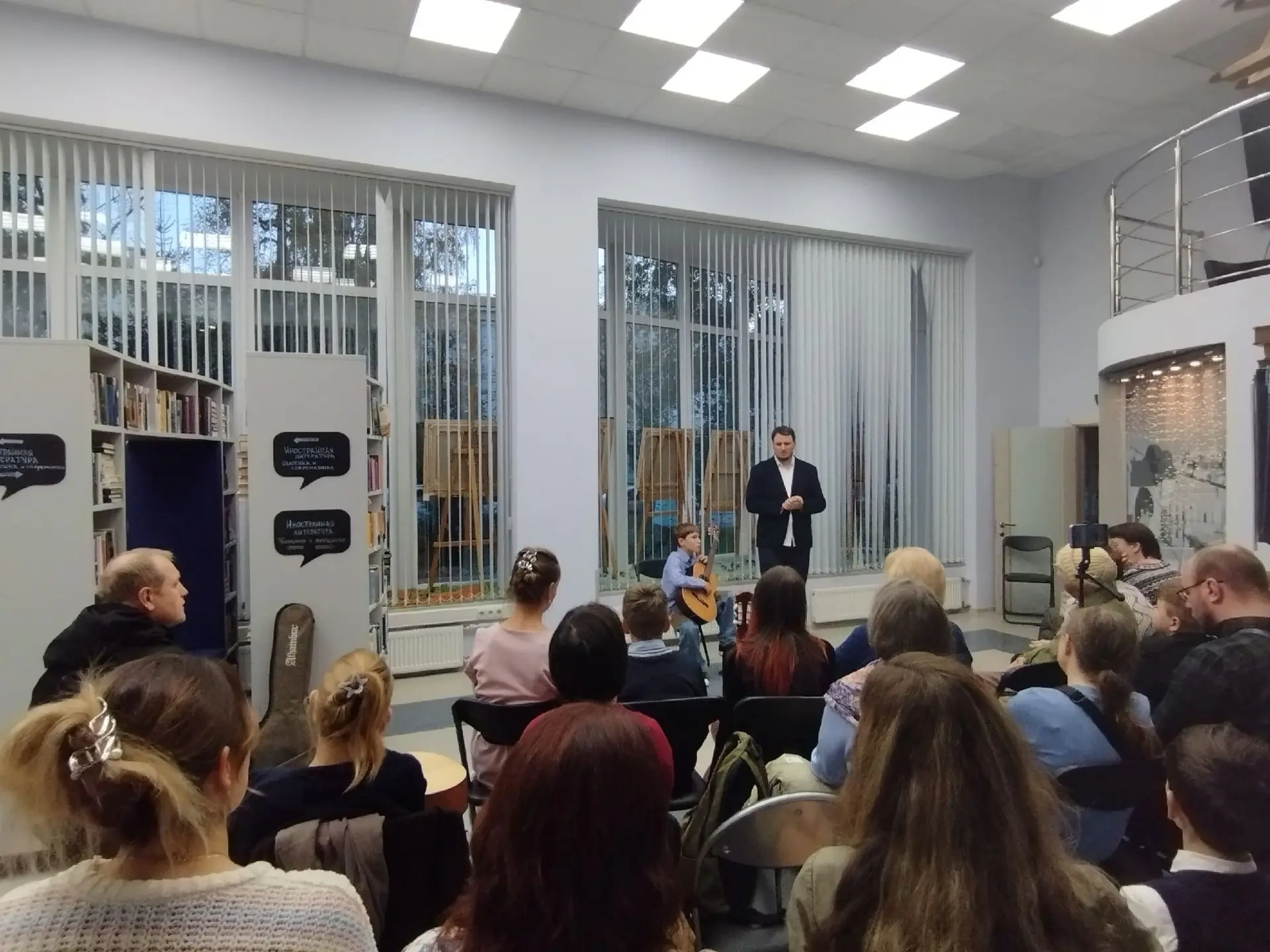 Вчера в библиотеке «Книга во времени» состоялся концерт гитарной музыки, где выступали ...
