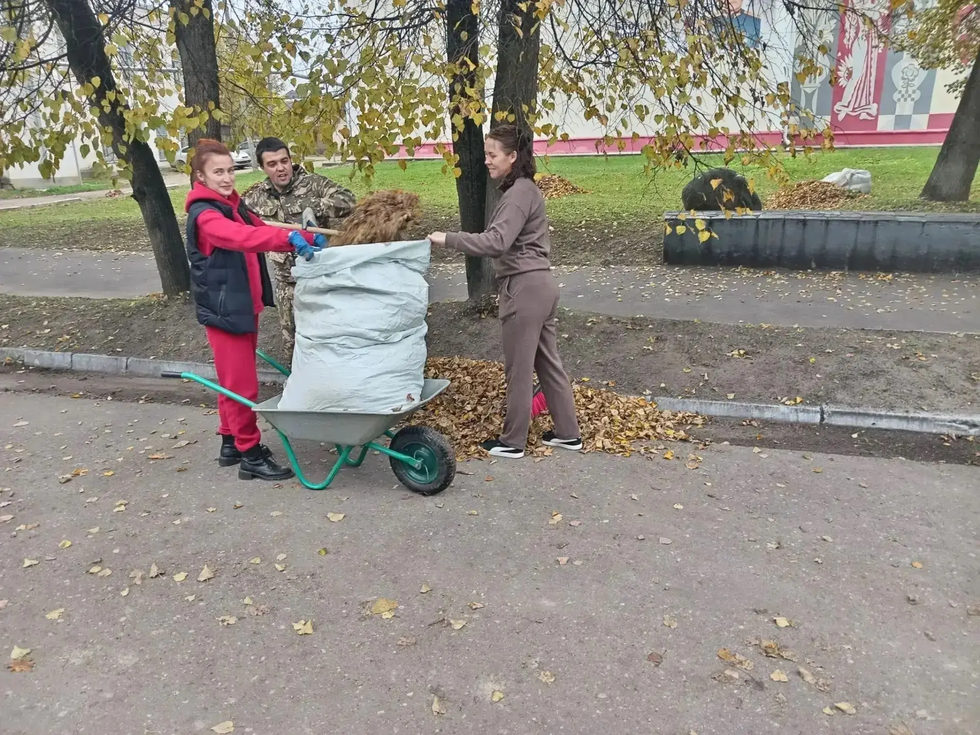 🧹 Сегодня сотрудники районного Дома культуры Сычевки вышли на субботник.