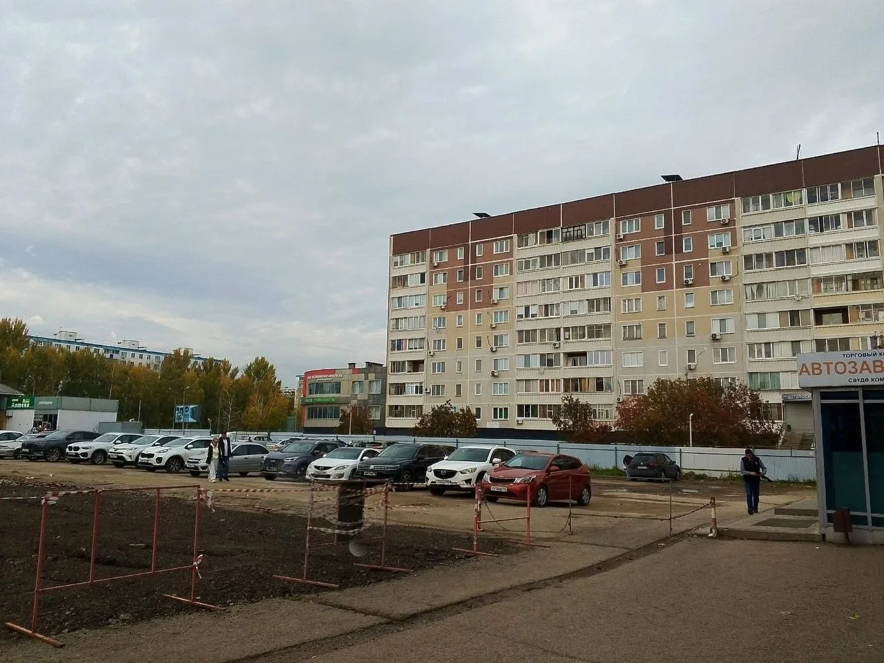 В Челнах на месте торговых рядов появилась новая парковка