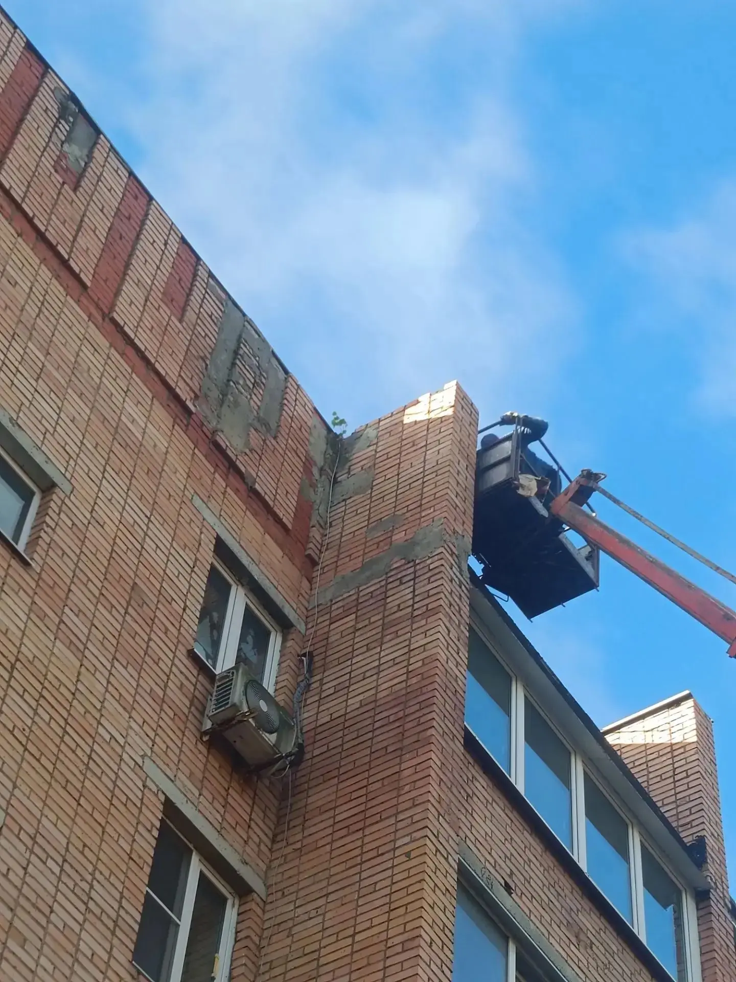 Сотрудниками ООО «УК Бронницкого ГХ» были проведены работы по локальному ремонту фасада...