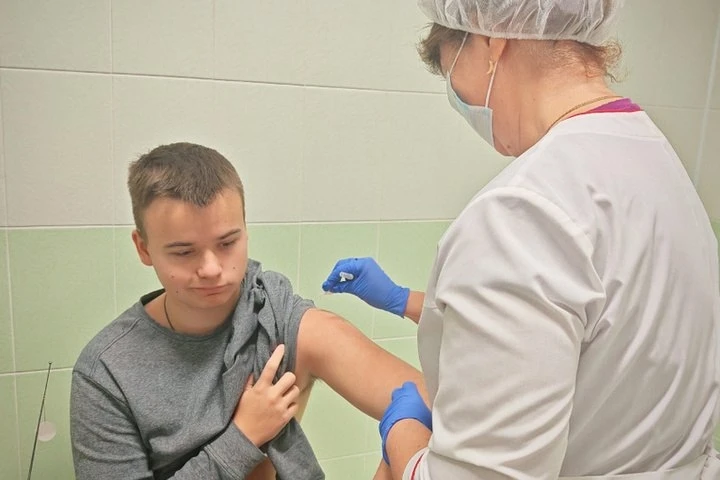 Кострома: школы массово прививают от гриппа — цель охватить 75% 💉🏫