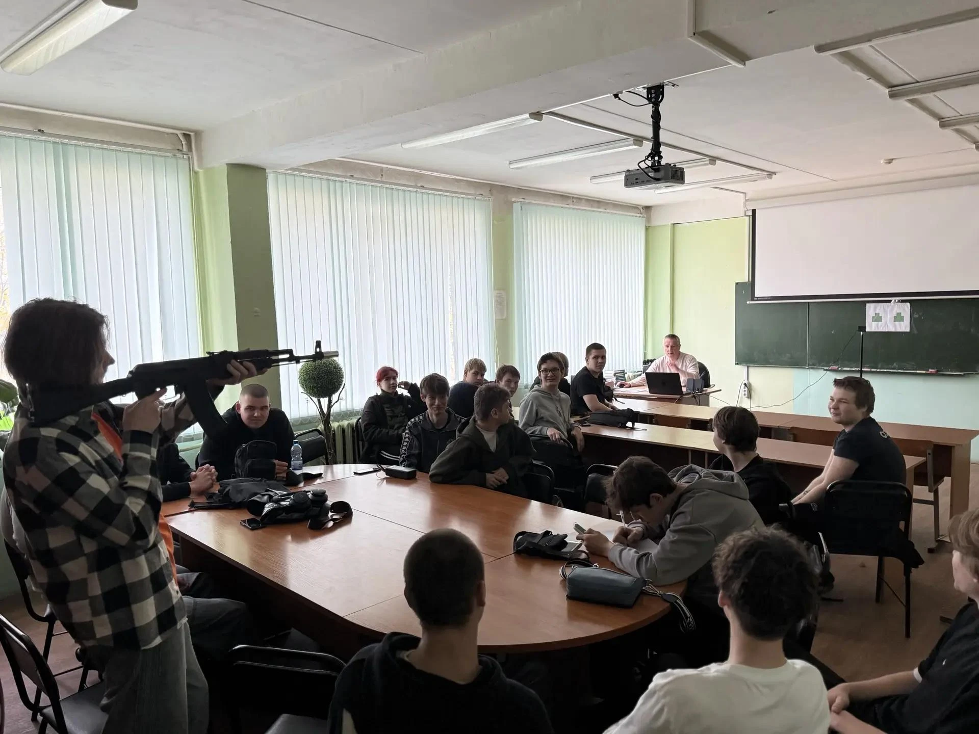 👉Сегодня наши студенты на уроке ОБЖ проходят практическое занятие по огневой подготовк...