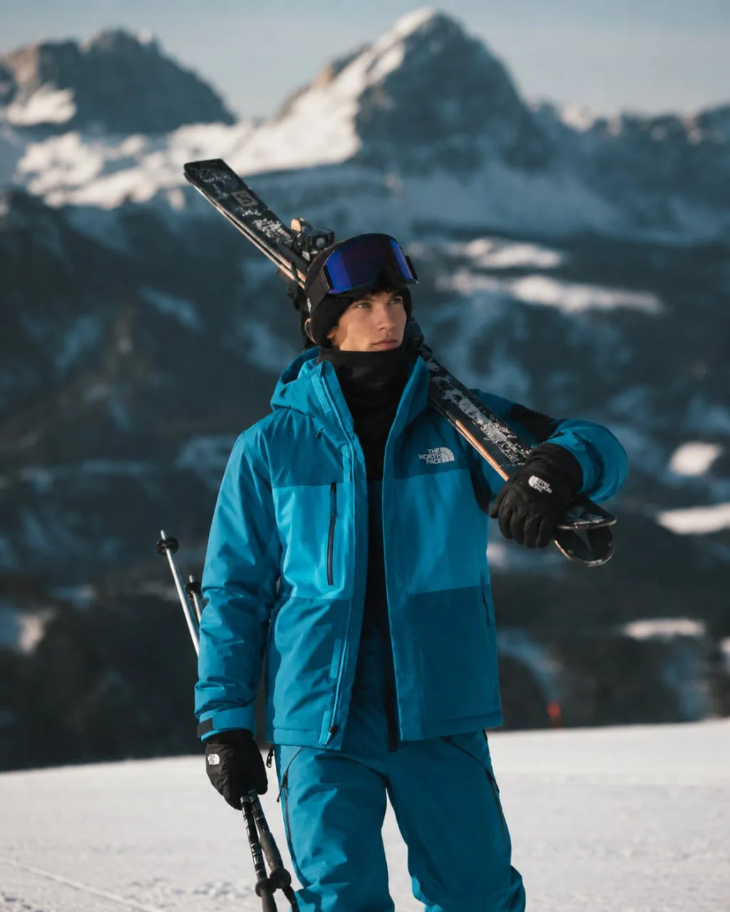 Мужской костюм The North Face Freedom защищает от влаги мембраной DryVentTM 2L и согрев...