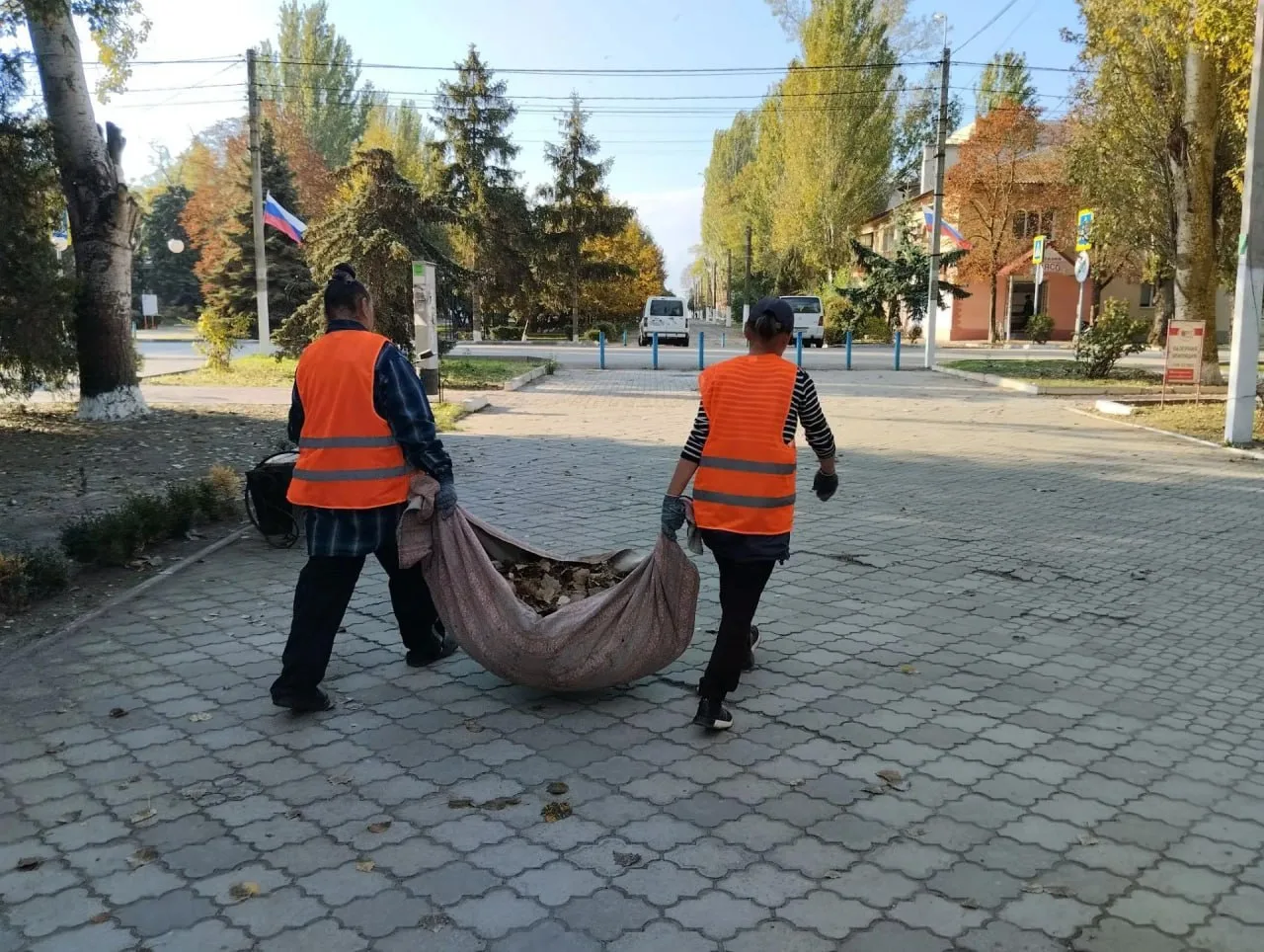 Специалисты убрали листья на Аллее Любви и на детской площадке в Скадовске