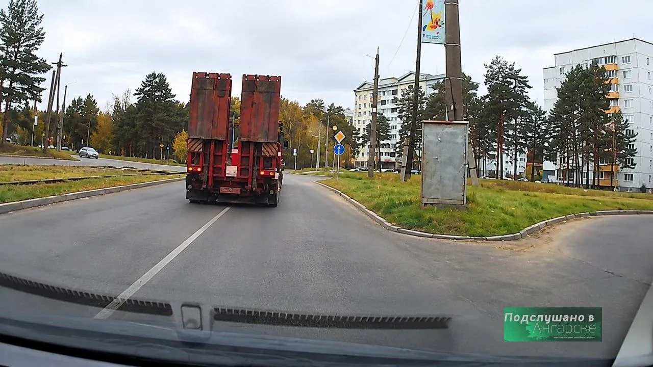 В Ангарске грузовик решительно занял позицию посередине проездовой части, создавая за с...