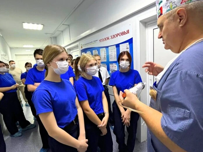 🚑 Школьники познакомились с работой Городской больницы № 2