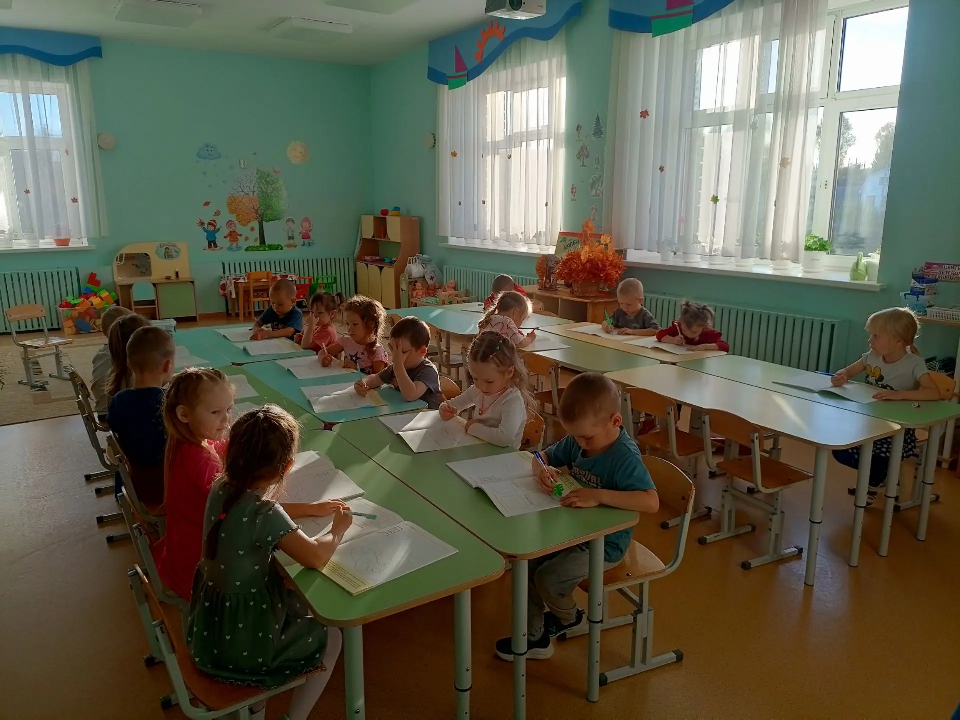 Дети средней группы с каждым днём всё лучше осваивают работу по прописи. Выполняют зада...