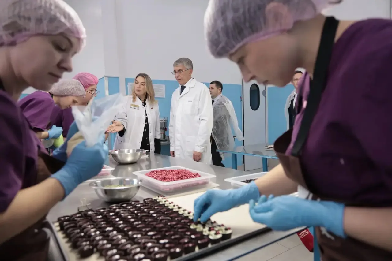 В Суворове посетил кондитерскую фабрику «Суворовские конфеты» и ознакомился с производс...