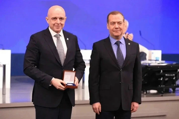 Дмитрий Медведев поздравил Сергея Сокола с победой