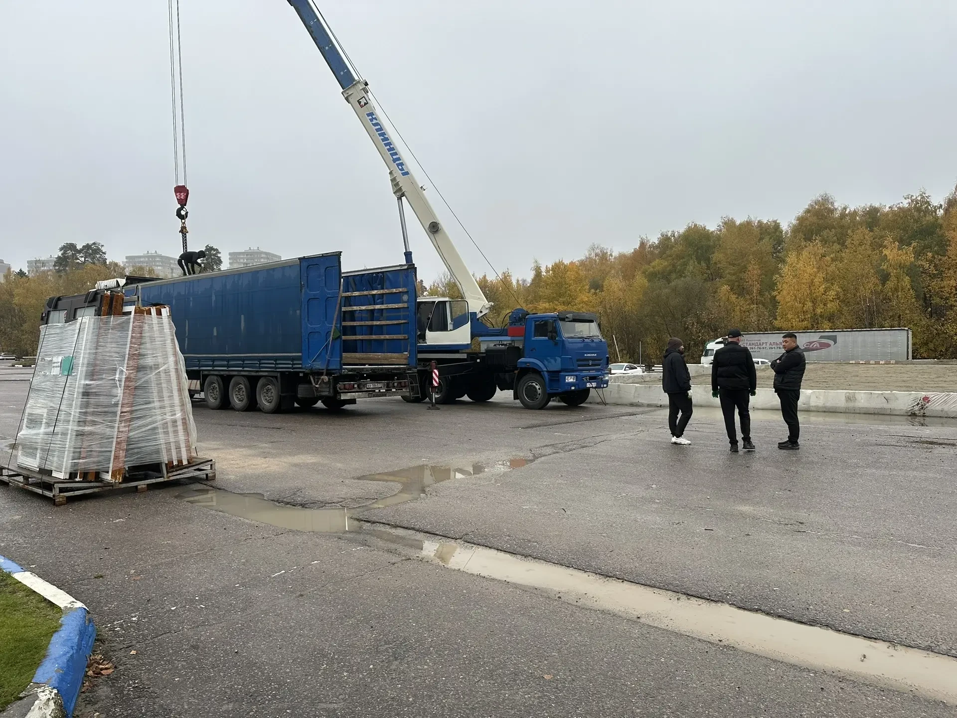 Прямо сейчас на территории катка идёт активная фаза работ: выполняется выгрузка оборудо...