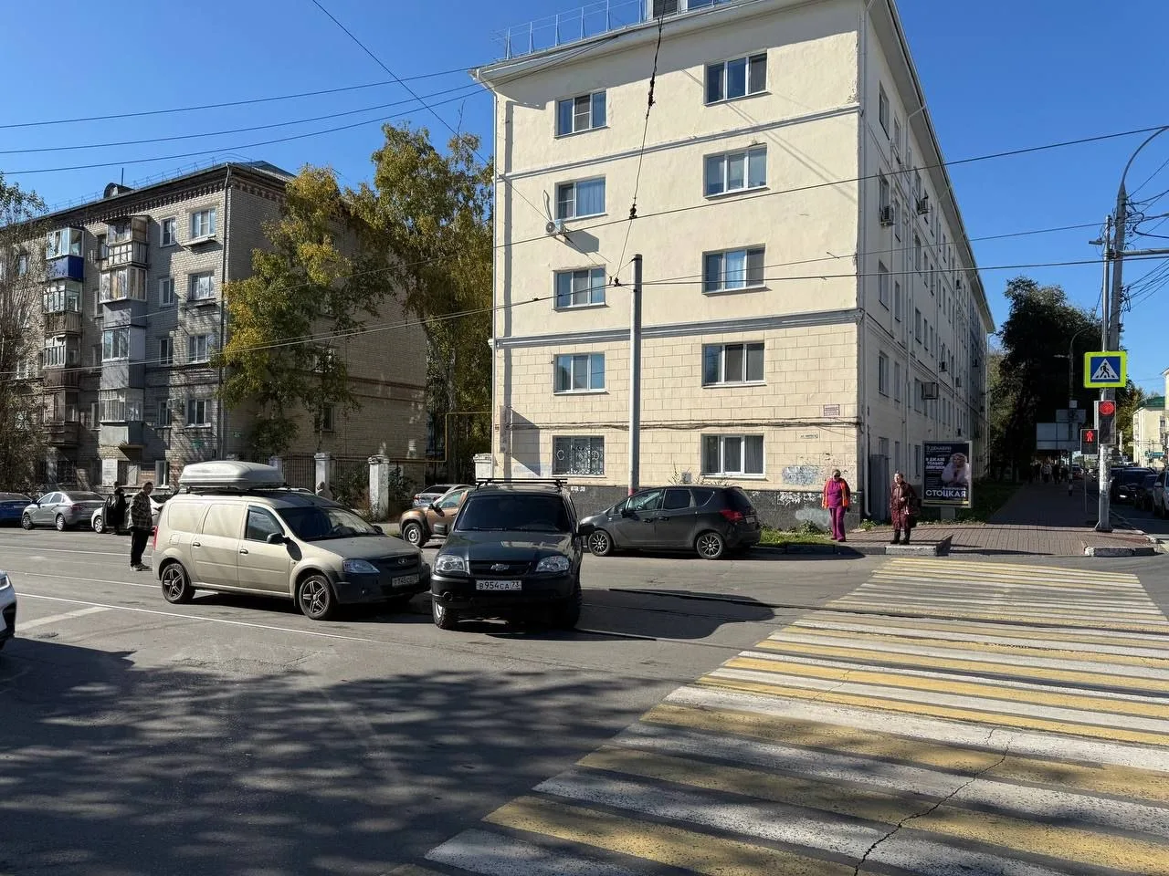 🚨 Легковушки столкнулись на путях на Марата. Трамваи встали в обе стороны.