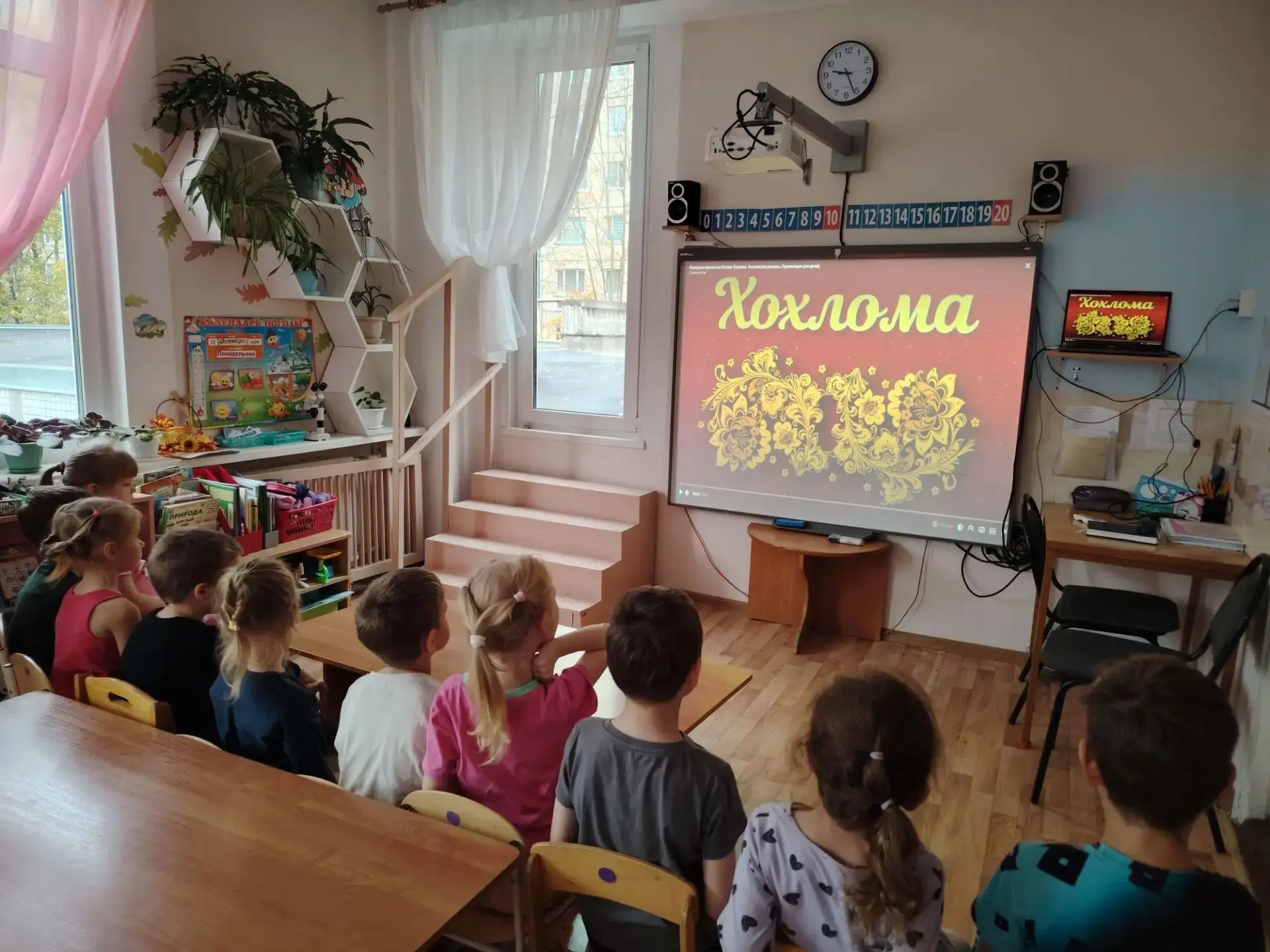 🎨 Ребята из группы «Сказка» познакомились с хохломской росписью — одним из известных р...