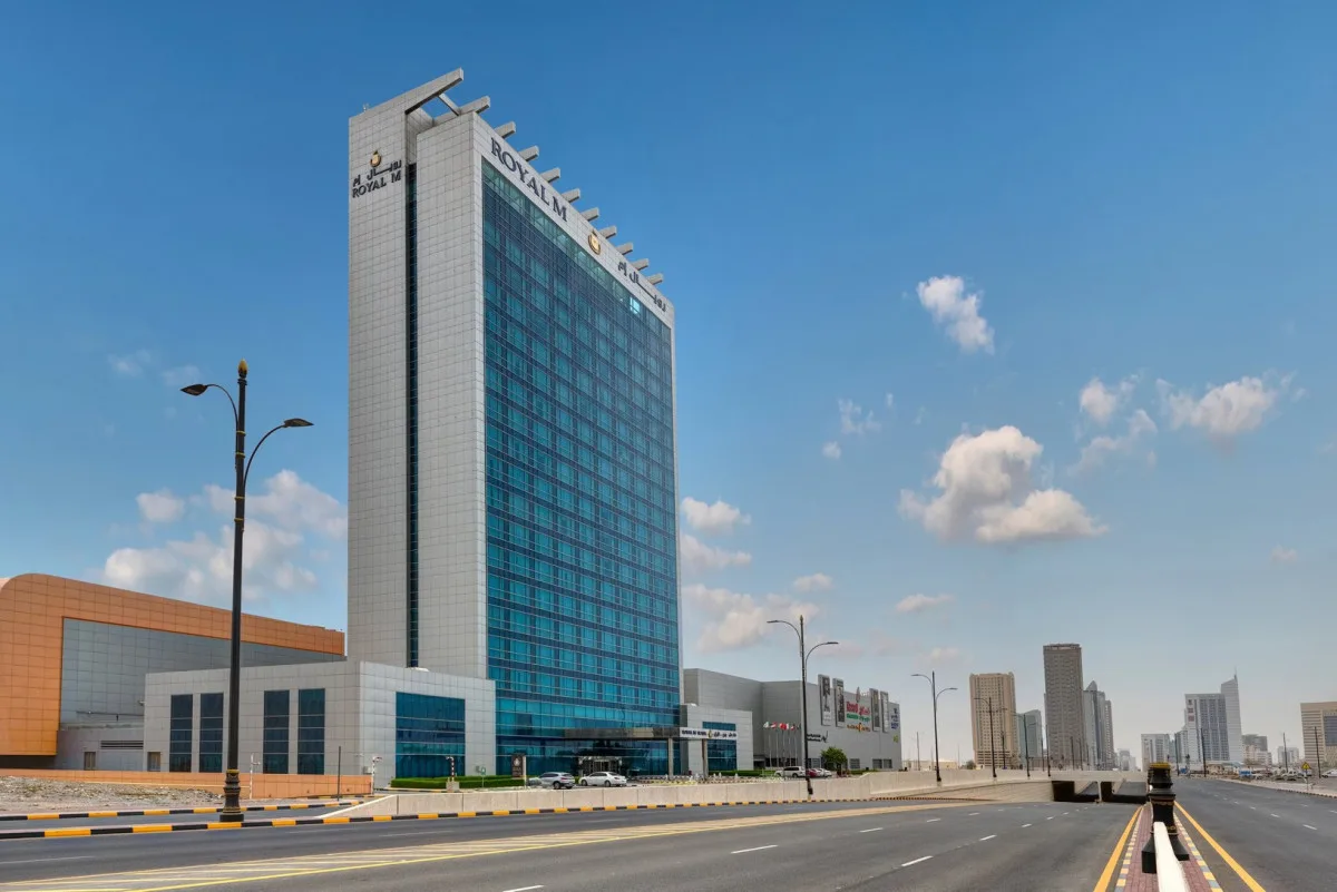 Откройте ROYAL M HOTEL BY GEWAN FUJAIRAH в центре Фуджейры в ОАЭ. Отель предлагает откр...