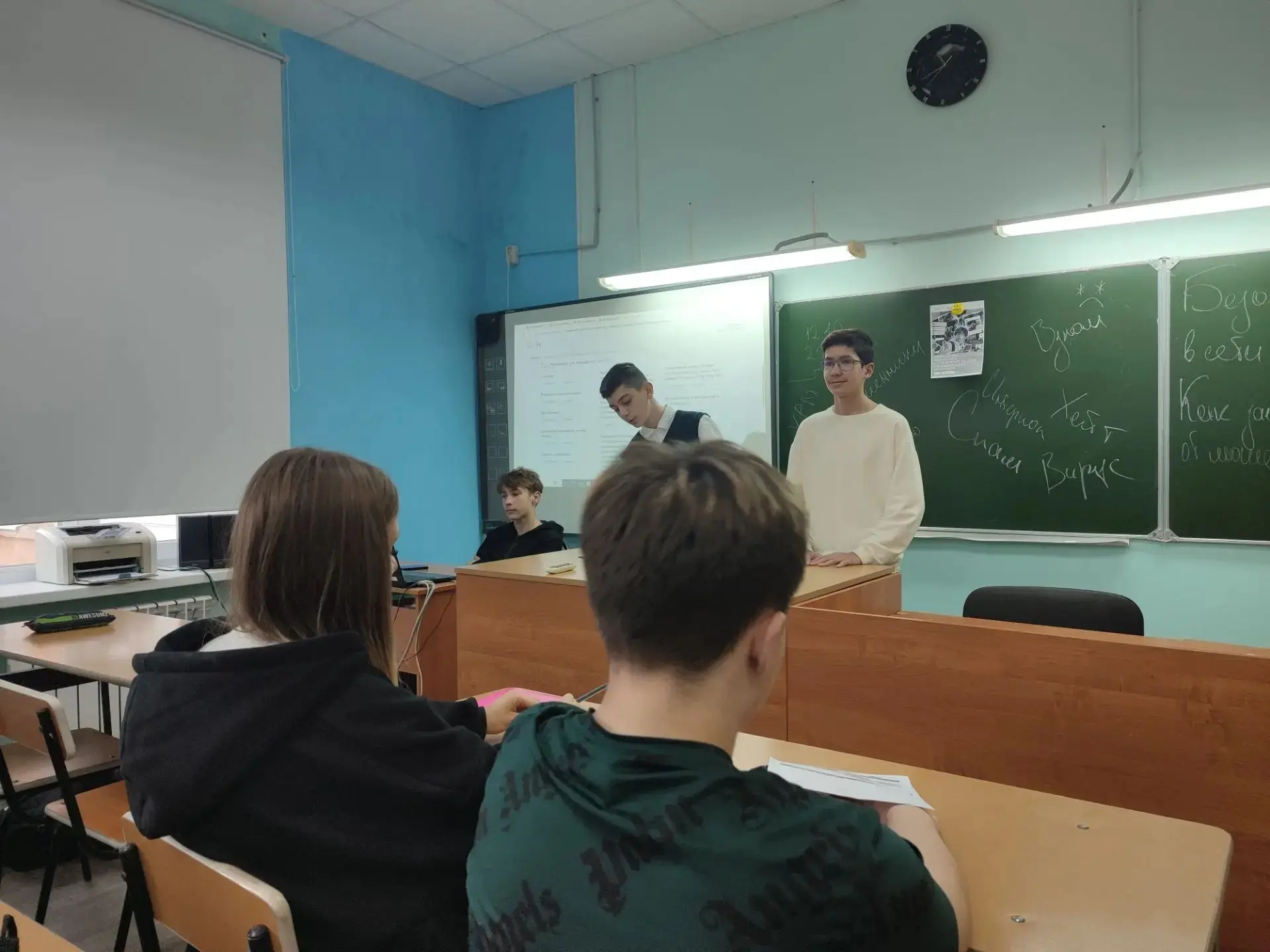 Сегодня в 8а классе (кл. рук. Чижов О.П.) прошёл урок из цикла «Разговоры о важном», по...