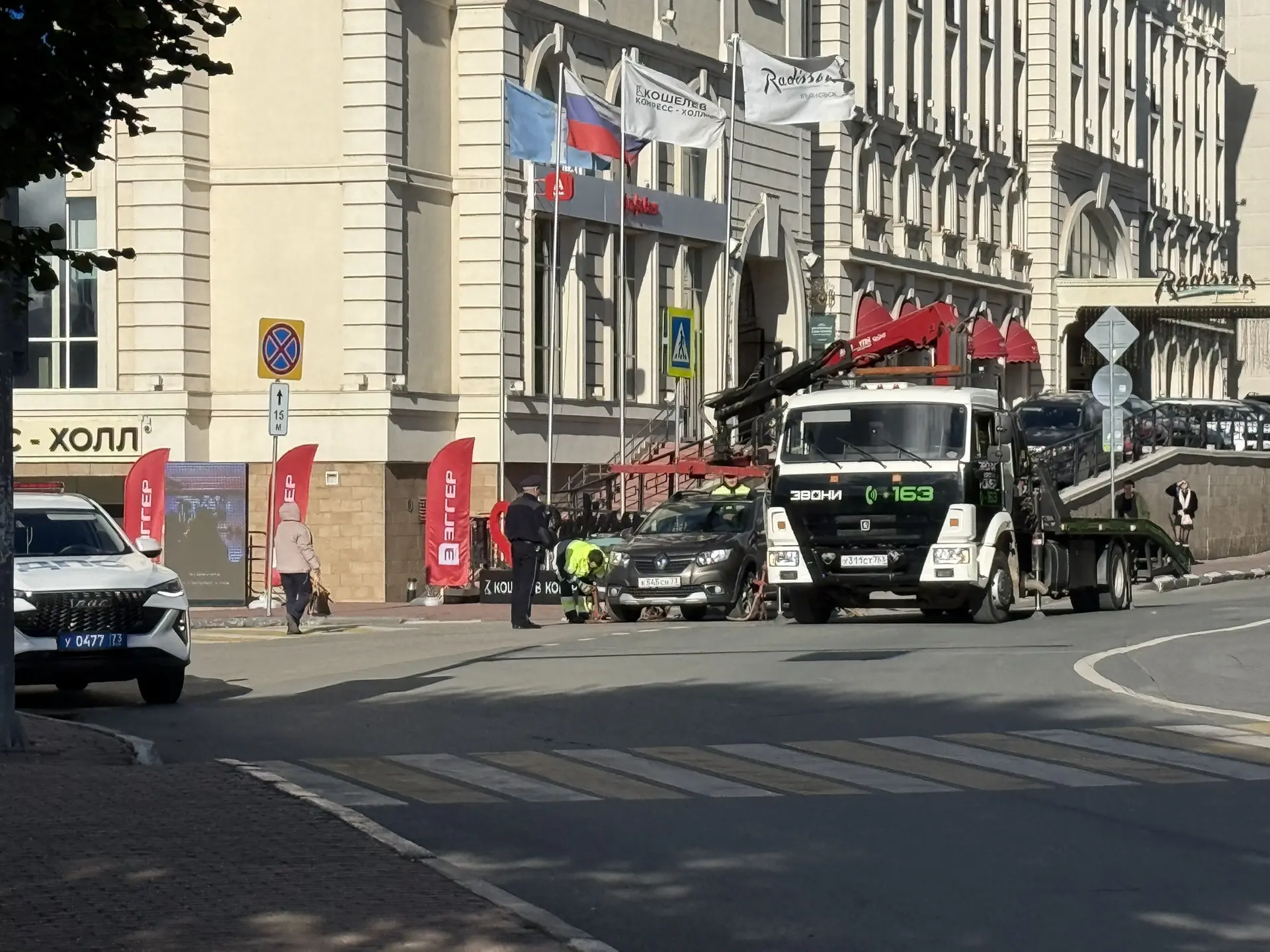 На Гончарова продолжают активно эвакуировать нарушителей