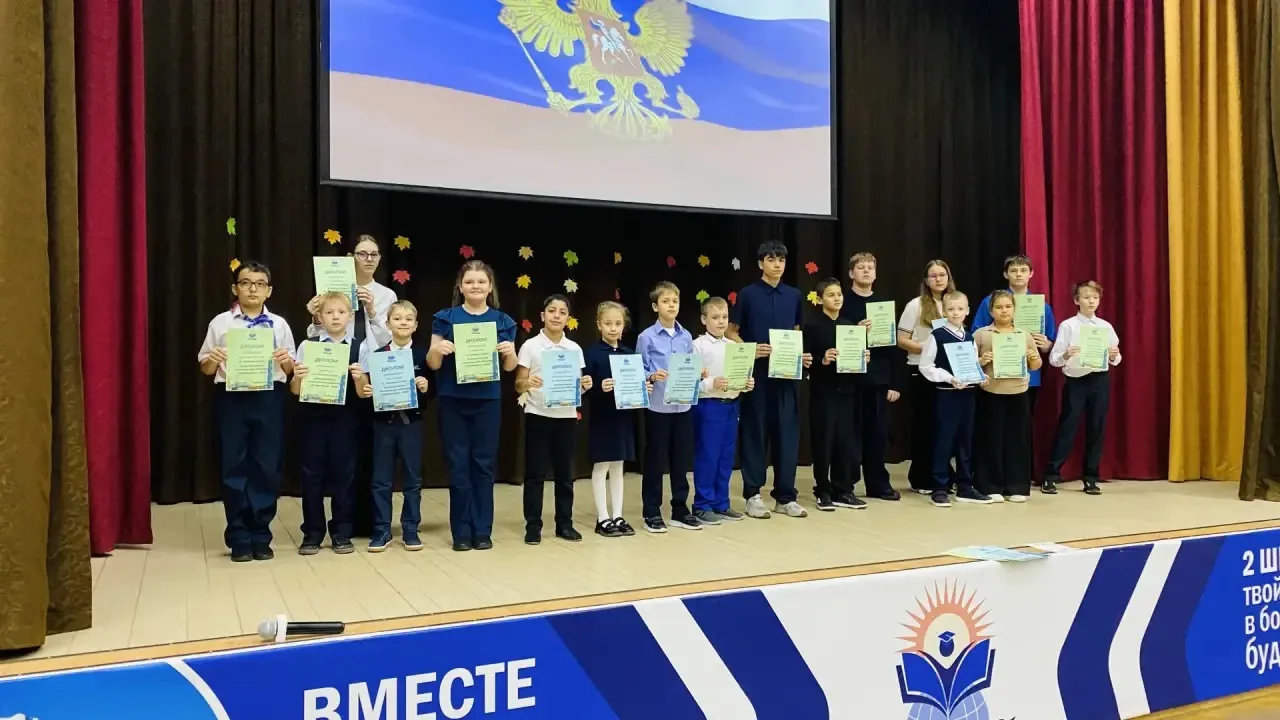 Традиционно неделя стартовала с торжественного исполнения гимна Российской Федерации. А...
