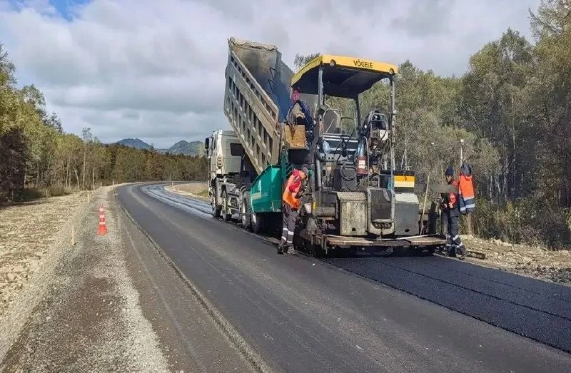 🛣 Первый слой асфальта полностью уложили на 9-километровом участке между сёлами Айнско...
