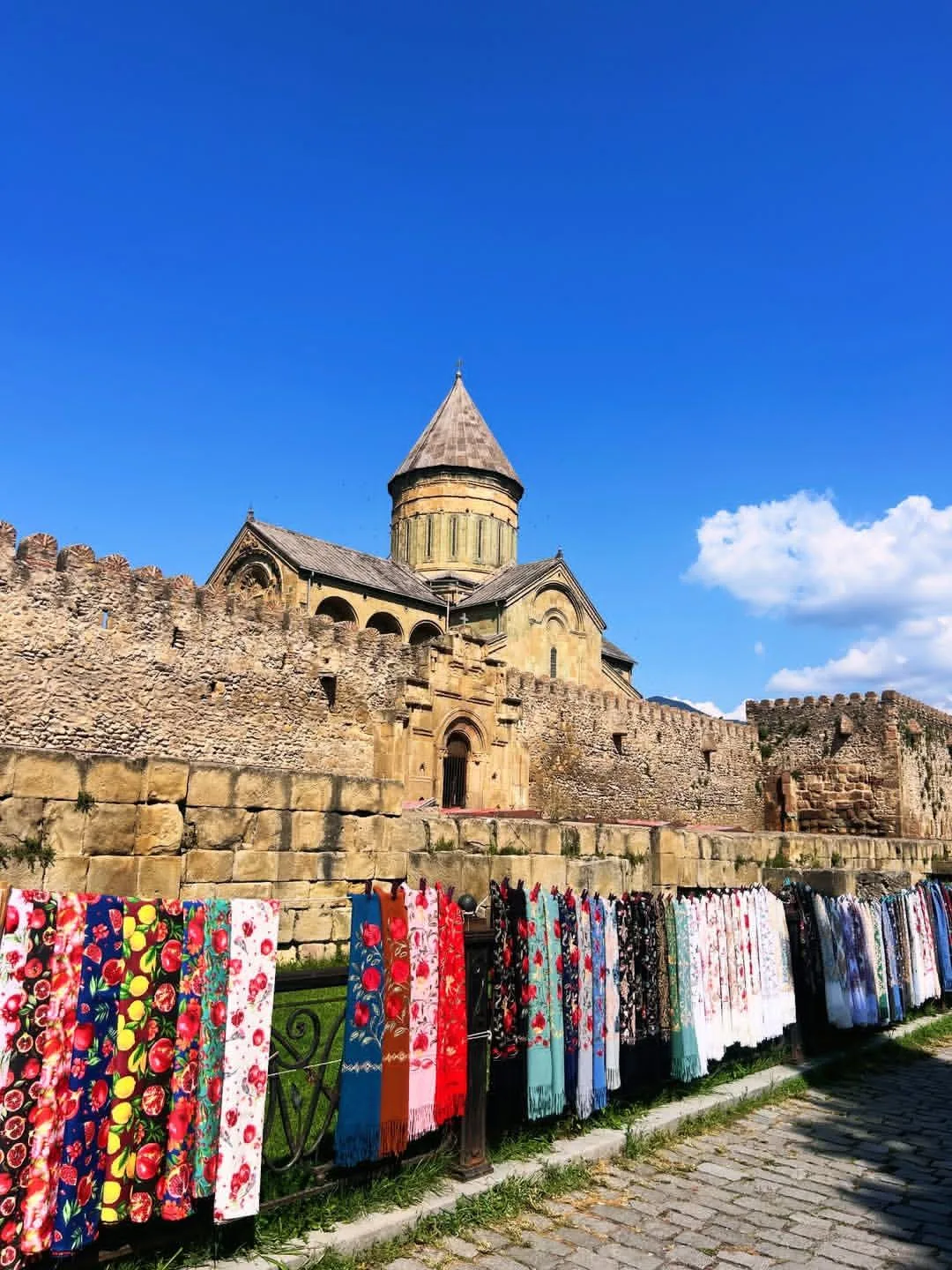 🇬🇪 Светицховели — собор, который, по преданию, построили вокруг чуда.