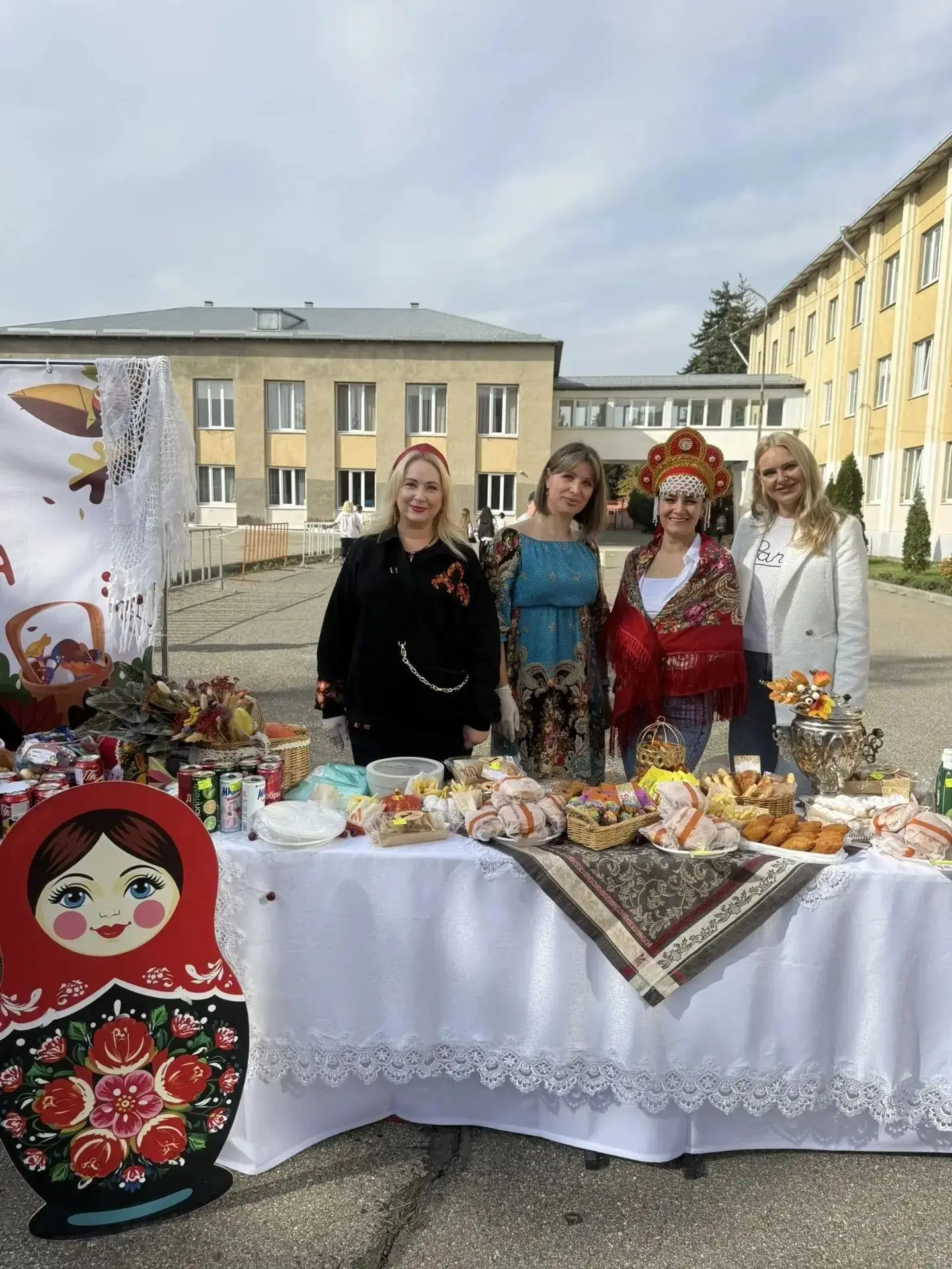 🍁 Благотворительная «Осенняя ярмарка добра» в МБОУ СОШ 6— праздник добра и творчества!