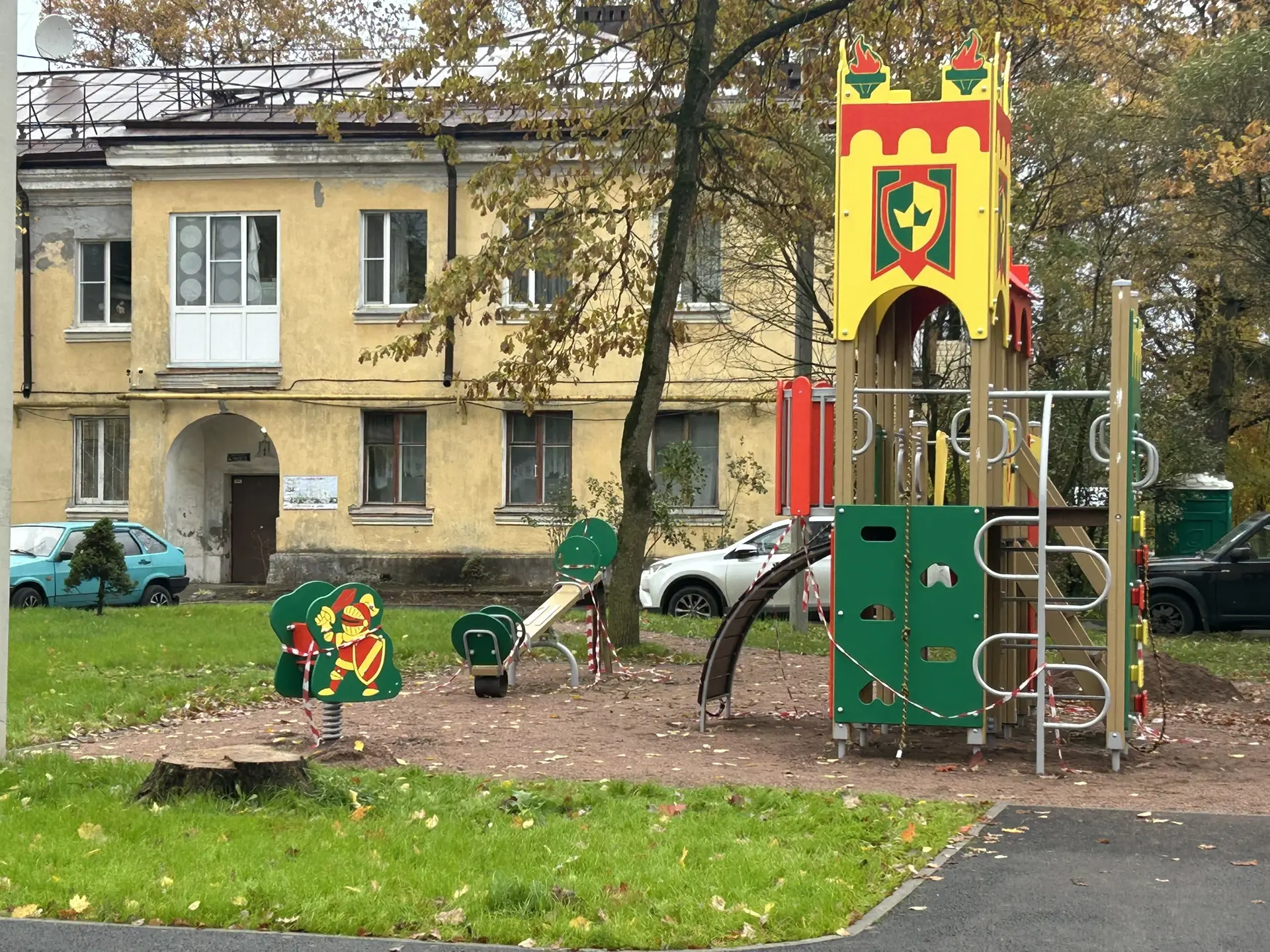 Вот такая яркая получилась детская площадка во дворе дома по ул. Леншоссе,14😍
