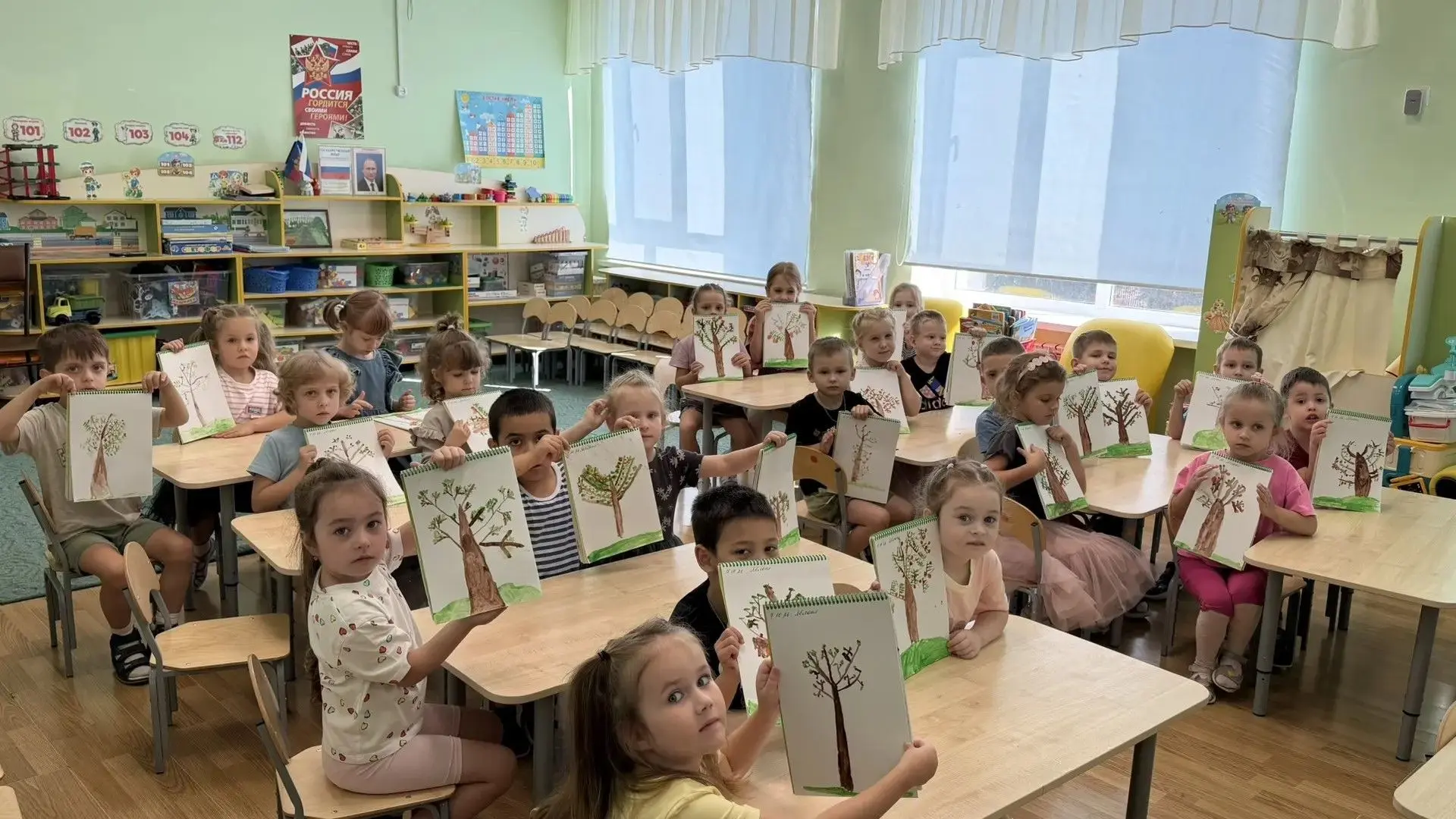 На яблоньке — яблочки,