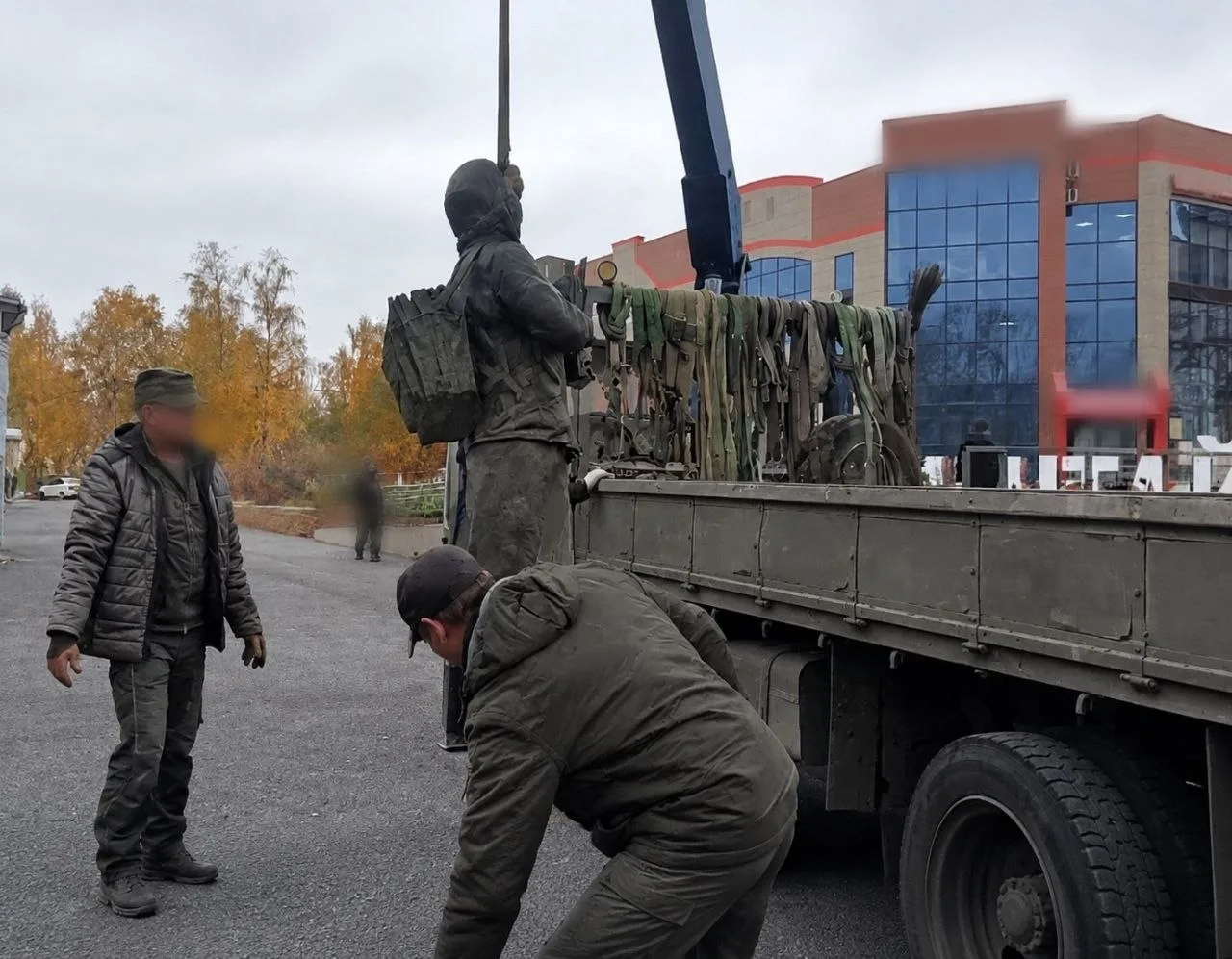 ✅Ранее сломанная скульптура почтальона возвращена на место после ремонта