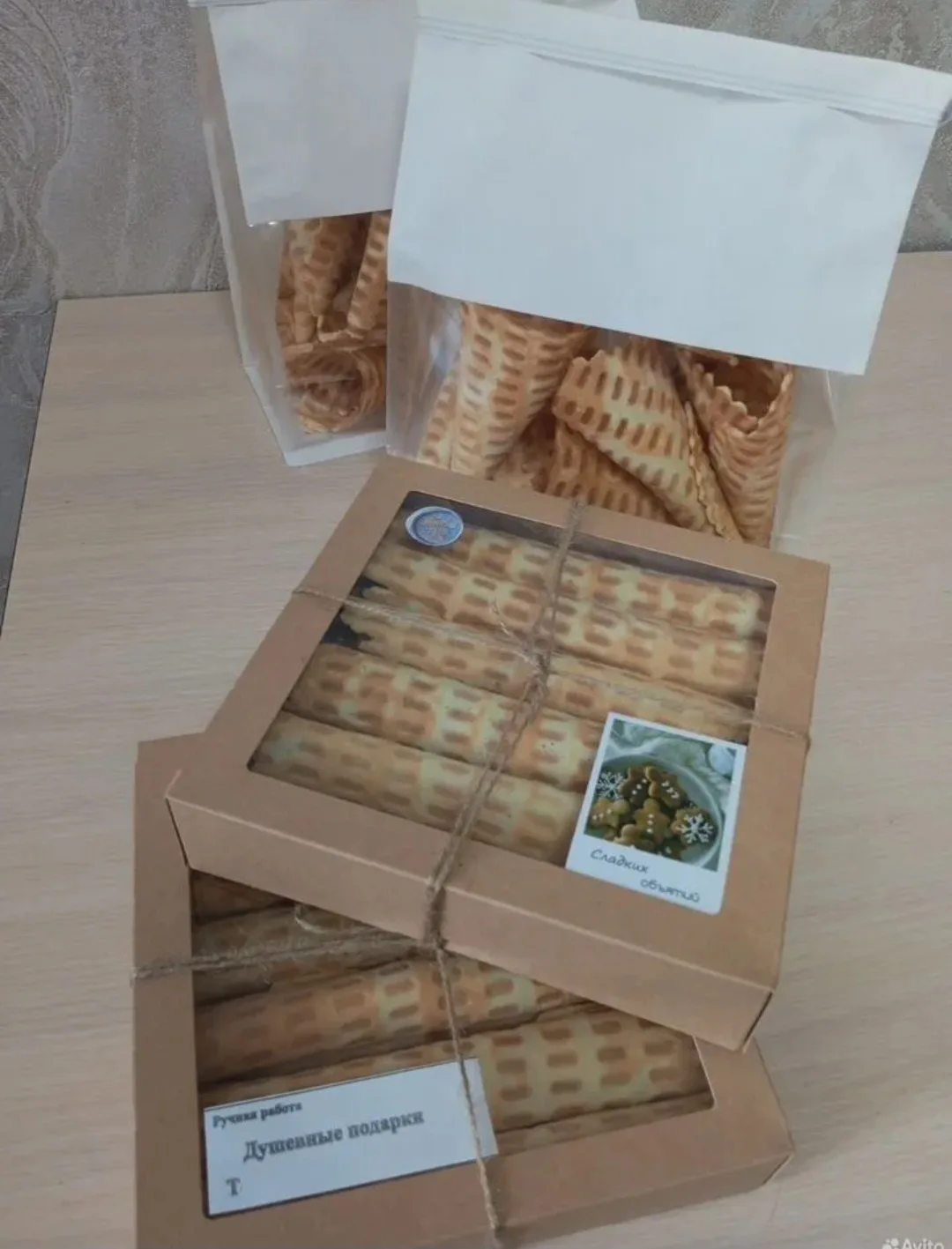 Домашние вафли,орешки с варёной сгущенкой,можно без начинки по желанию.