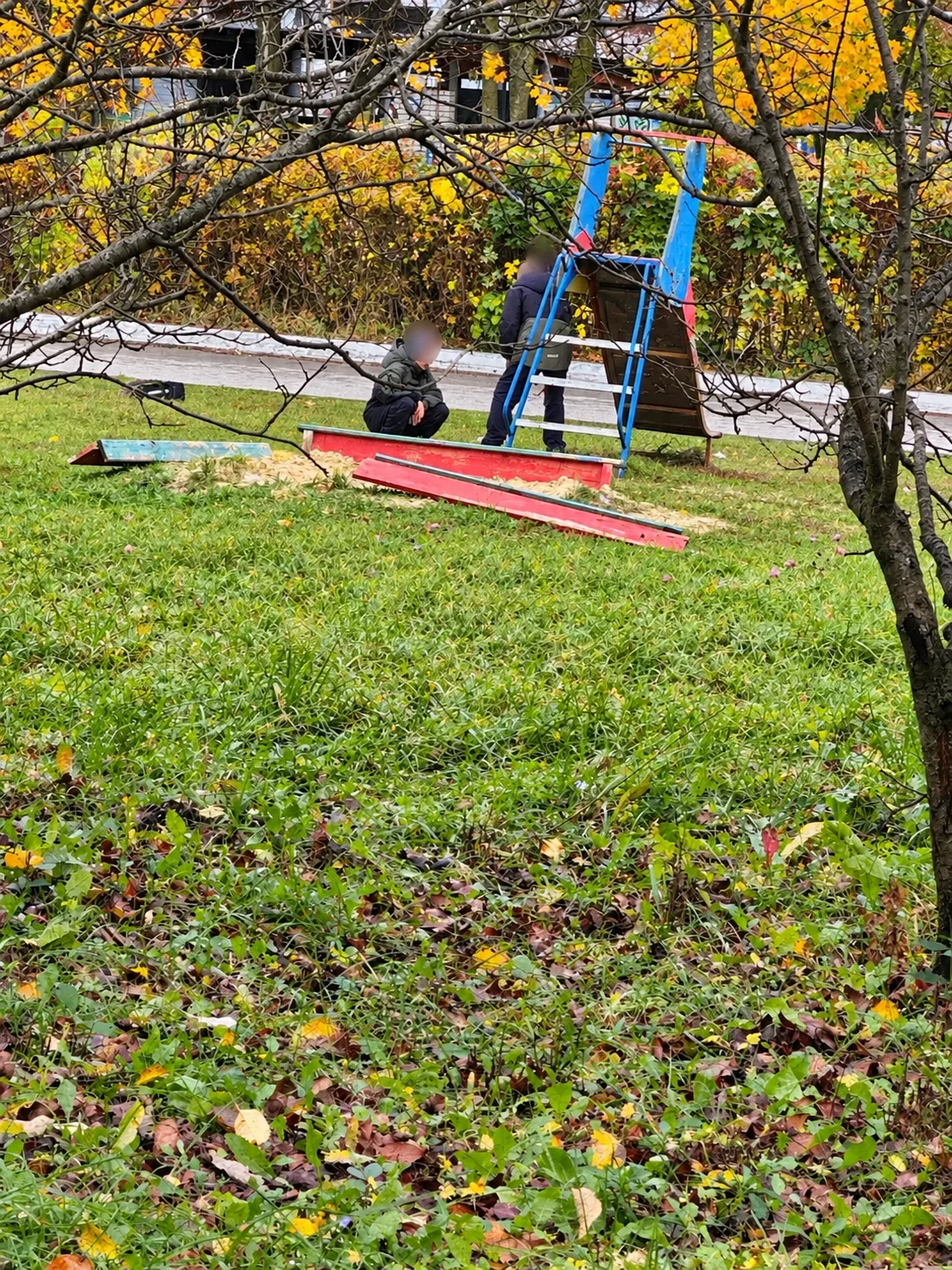 ❗️В Козельске на Коттеджах ломают детскую горку!
