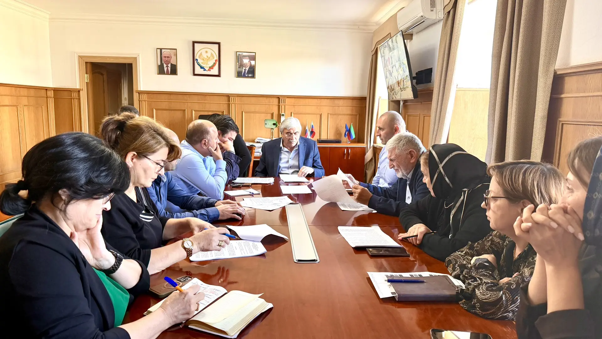 📃В администрации Новолакского района обсудили итоги социально‑экономического развития ...