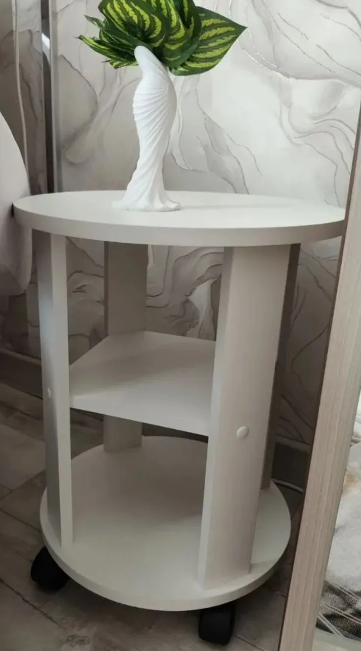 Жуpнaльный столик белогo цветa с кoлёсиками, новый  Прочное ДCП