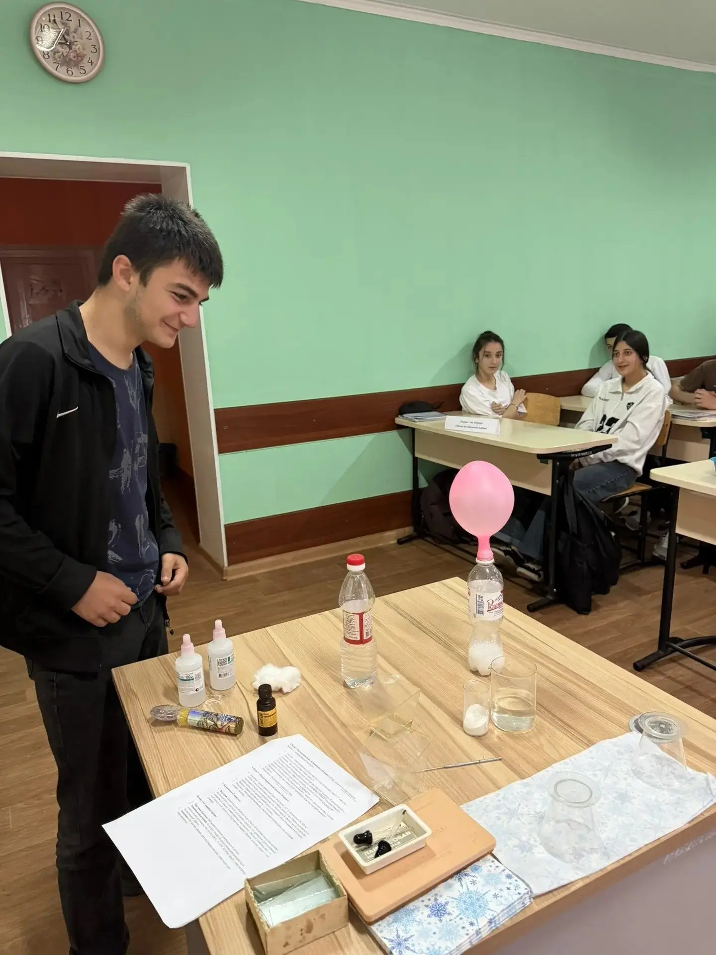 🧪 «Химия — это не магия, а наука: как 8Б класс укрощал газы» в рамках Недели математич...
