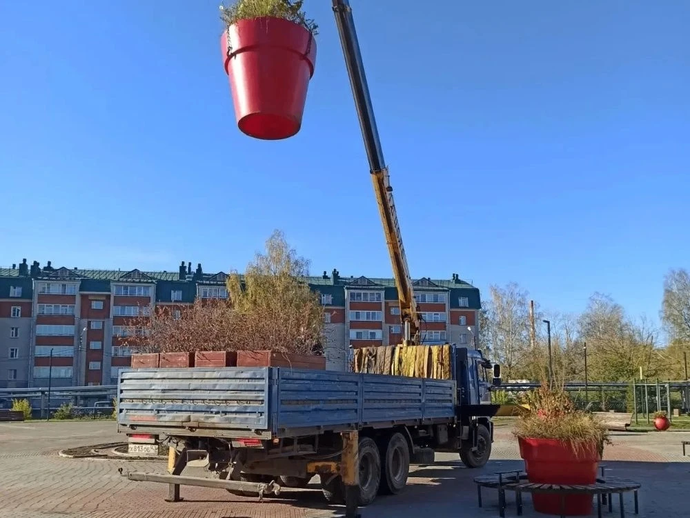 В Кирове на зиму убирают контейнеры с цветами.