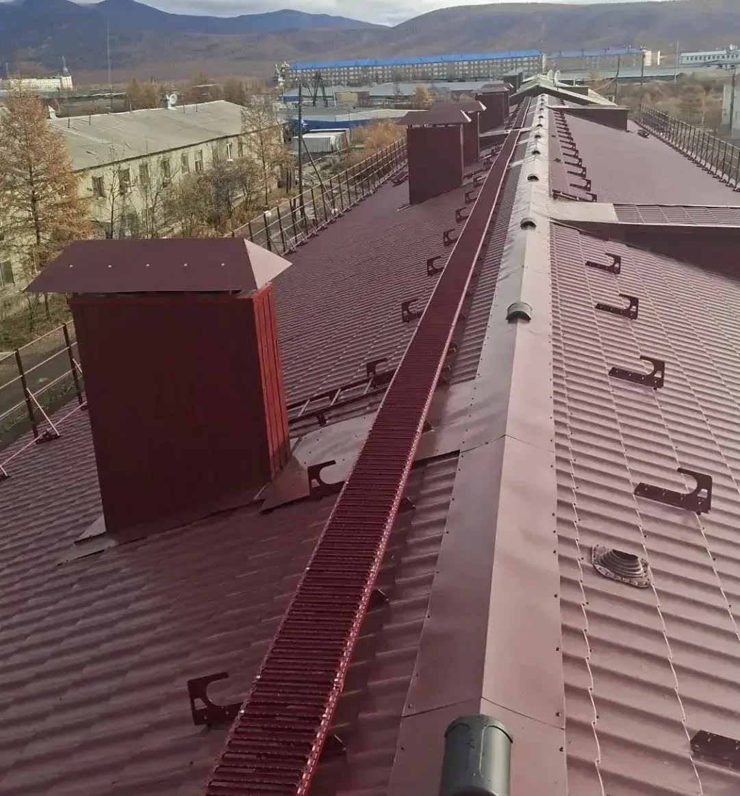 На Чукотке пять домов скоро получат обновленные крыши