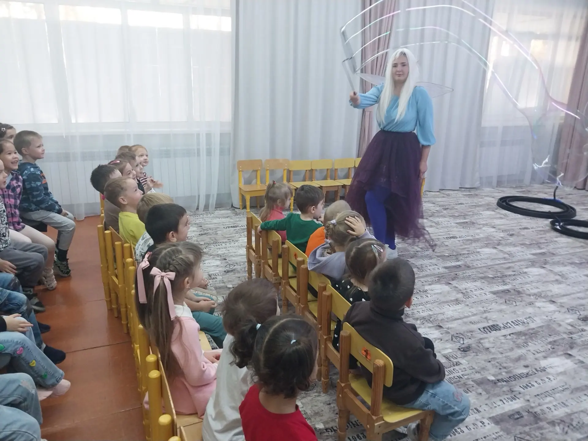 Сегодня воспитанники детского сада стали свидетелями замечательного шоу мыльных пузырей...