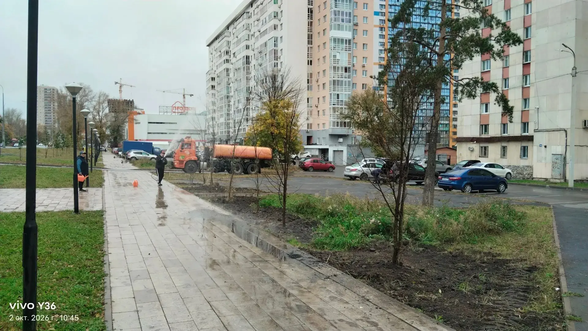 В Уфе на «Аллее возвращения домой» по ул. Комсомольской благоустраивают территорию. Сот...
