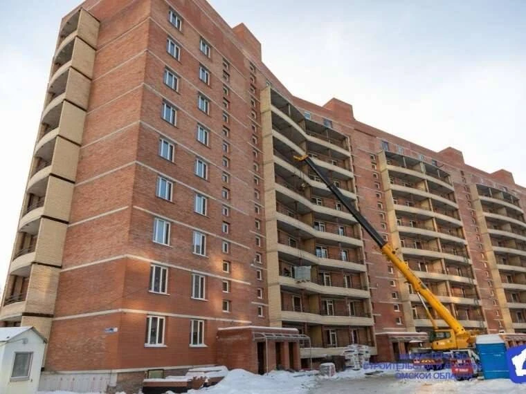 В Омске спустя 20 лет возобновлено строительство 10-этажного дома на улице Химиков в Не...