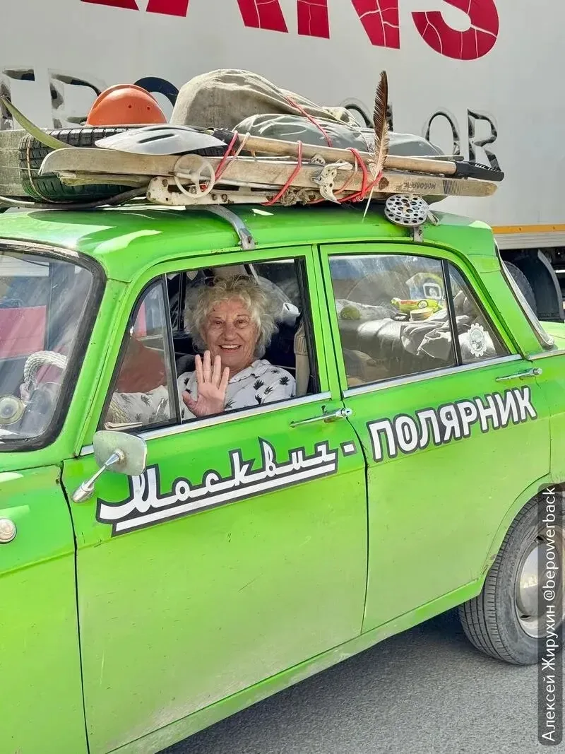 Пожилая жительница Франции одна приехала на своем 22-летнем автомобиле из Парижа в Горн...