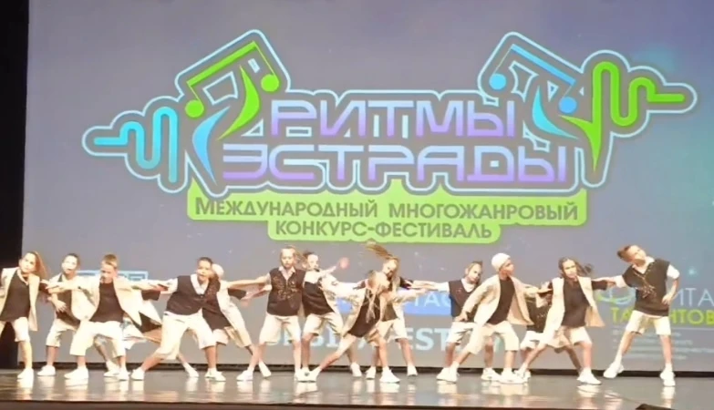 Ученики 2К класса Вячеслав Жабин и Вероника Ананьева в составе танцевального коллектива...