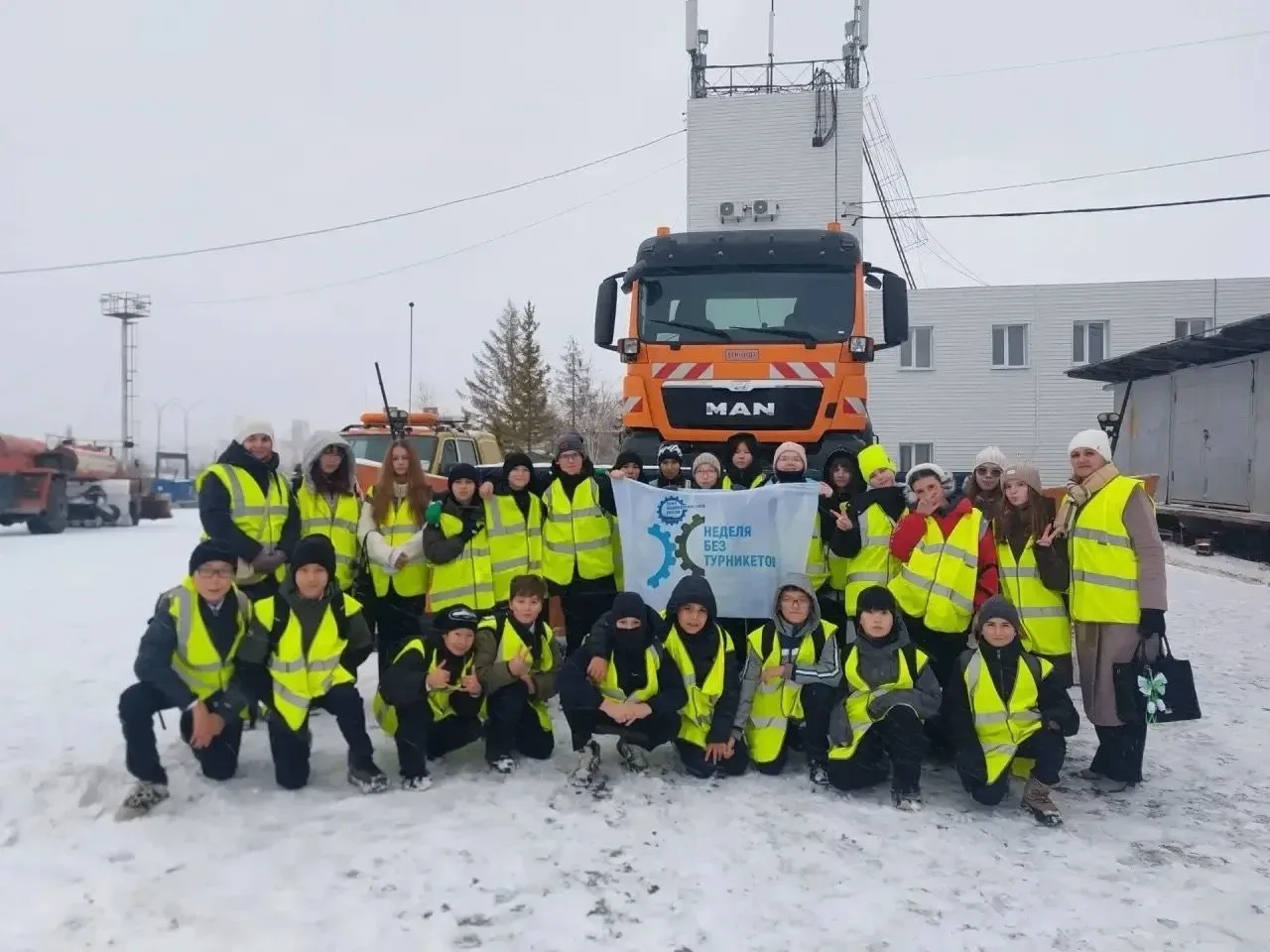 Мирнинским школьникам показали, как работает авиация